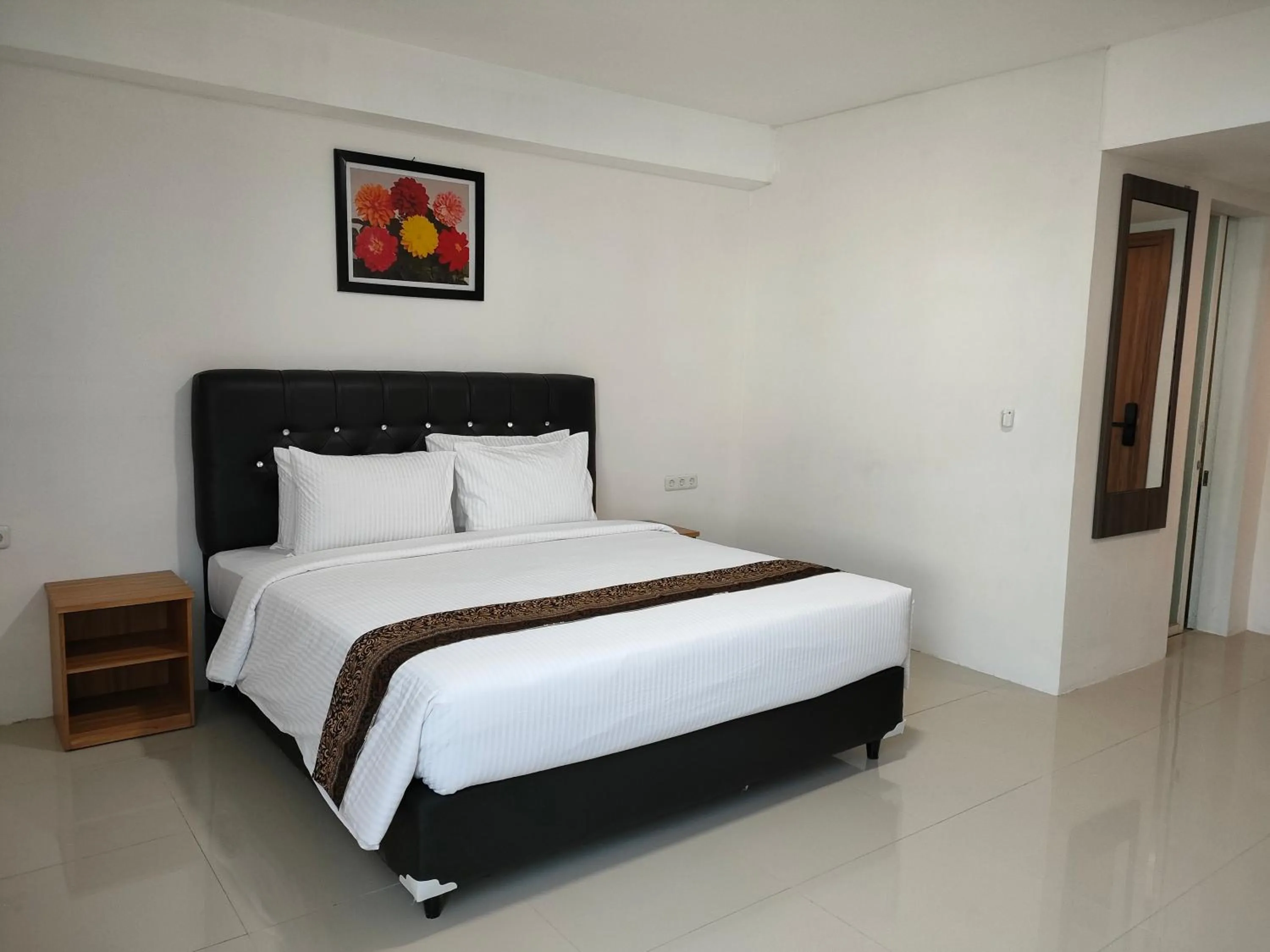 Bed in Golden Ganesha Hotel Yogyakarta by Ecommerceloka