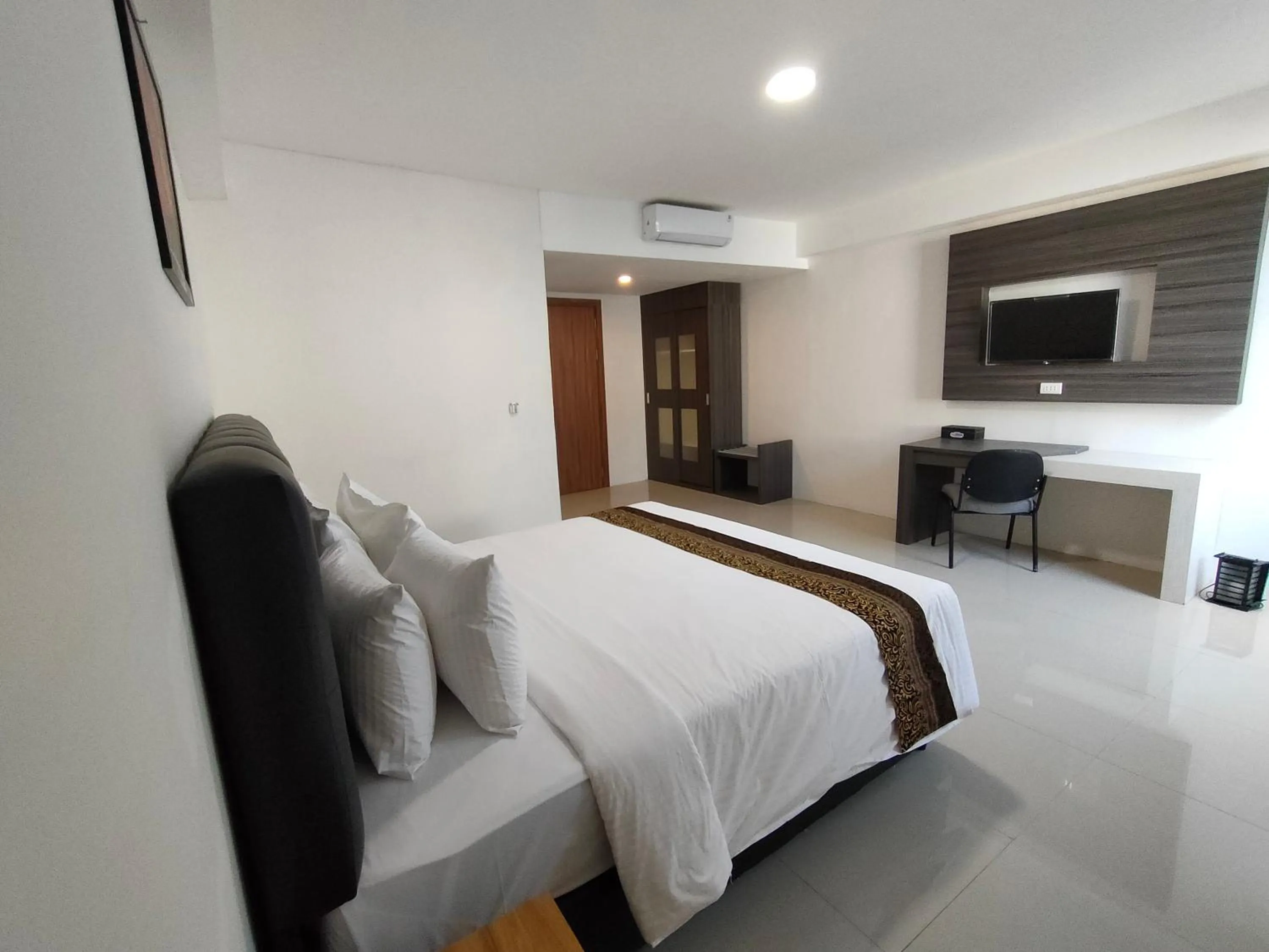 Bed in Golden Ganesha Hotel Yogyakarta by Ecommerceloka