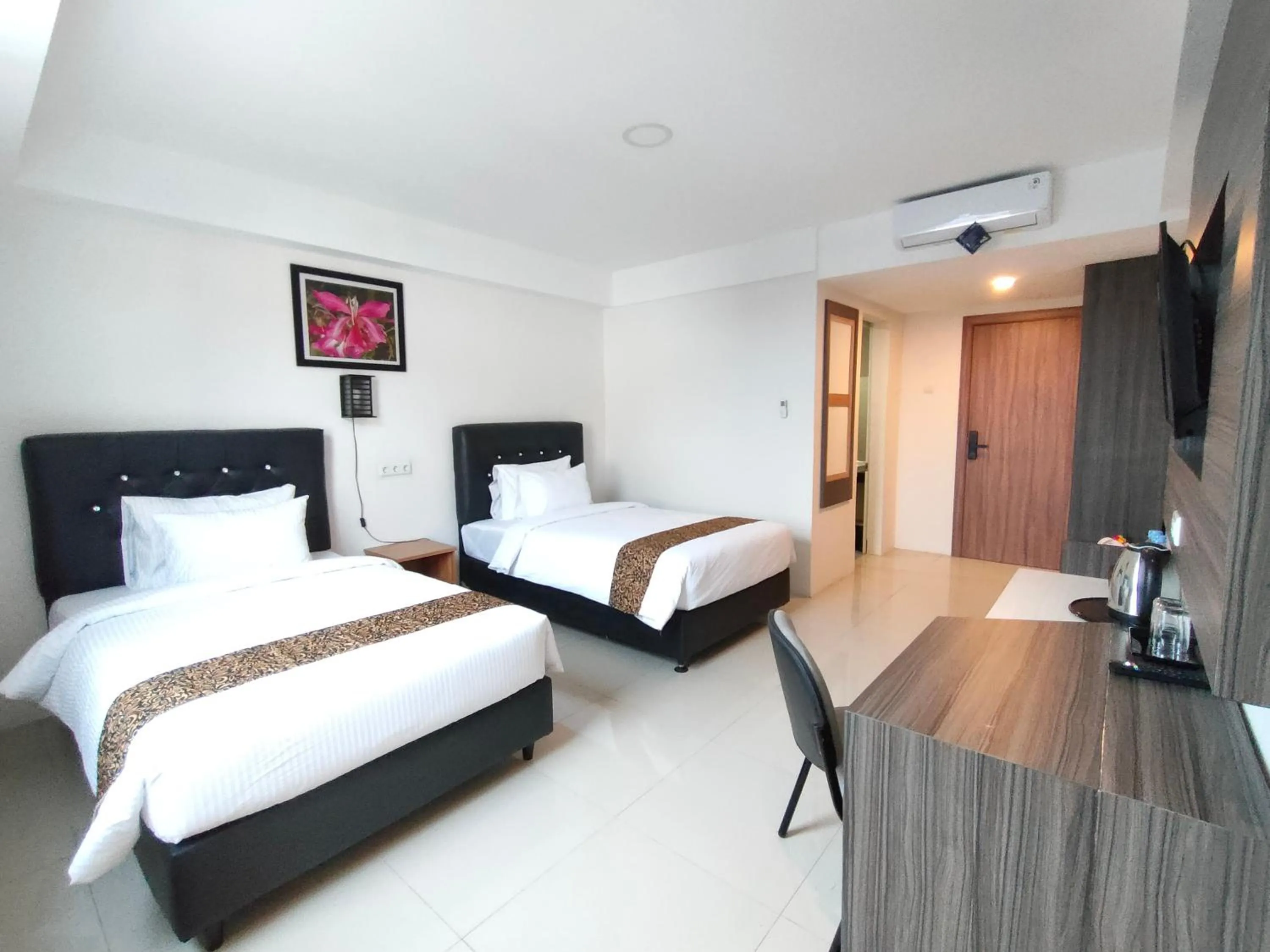 Bed in Golden Ganesha Hotel Yogyakarta by Ecommerceloka