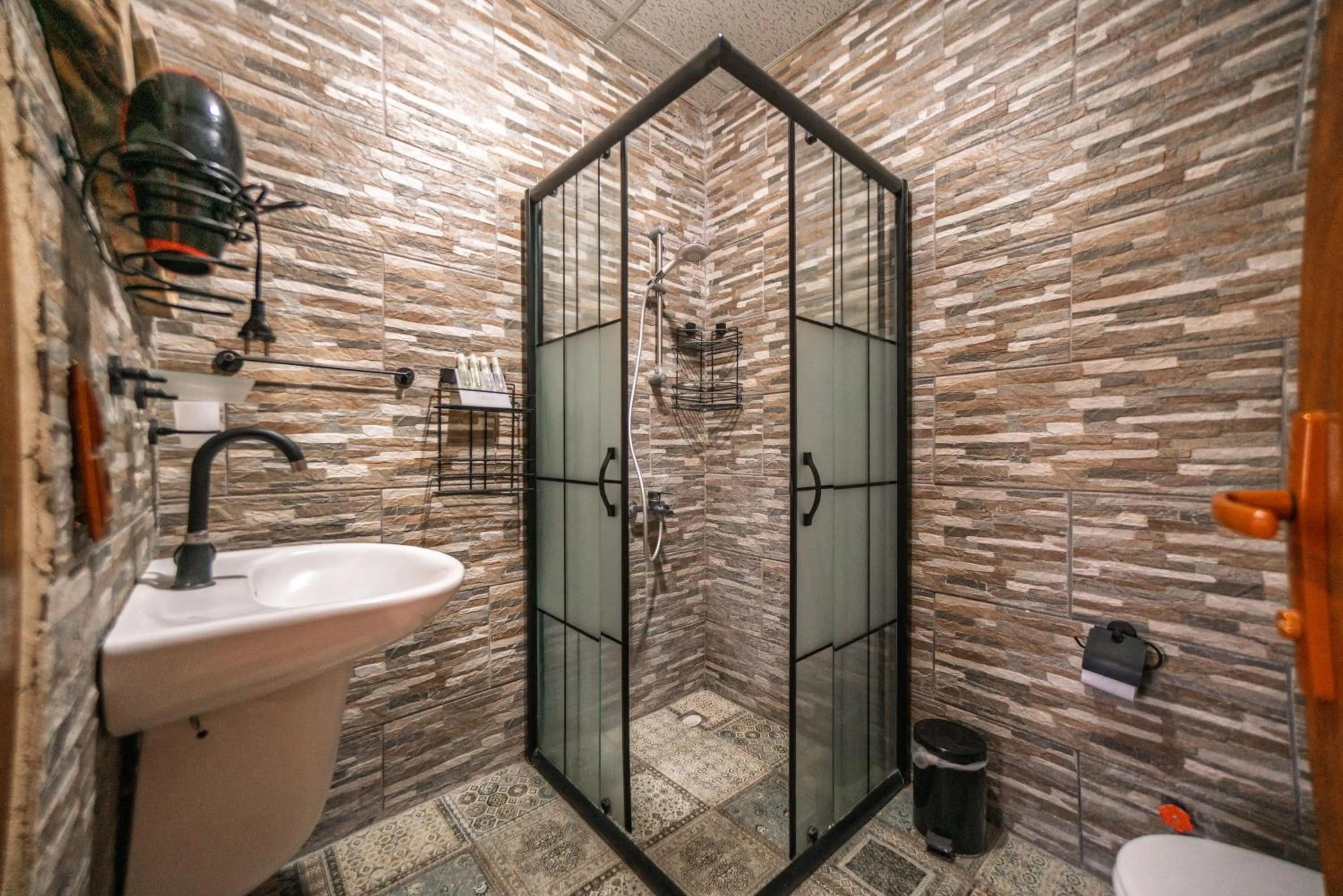 Shower in Azalea Terrace Cave Hotel