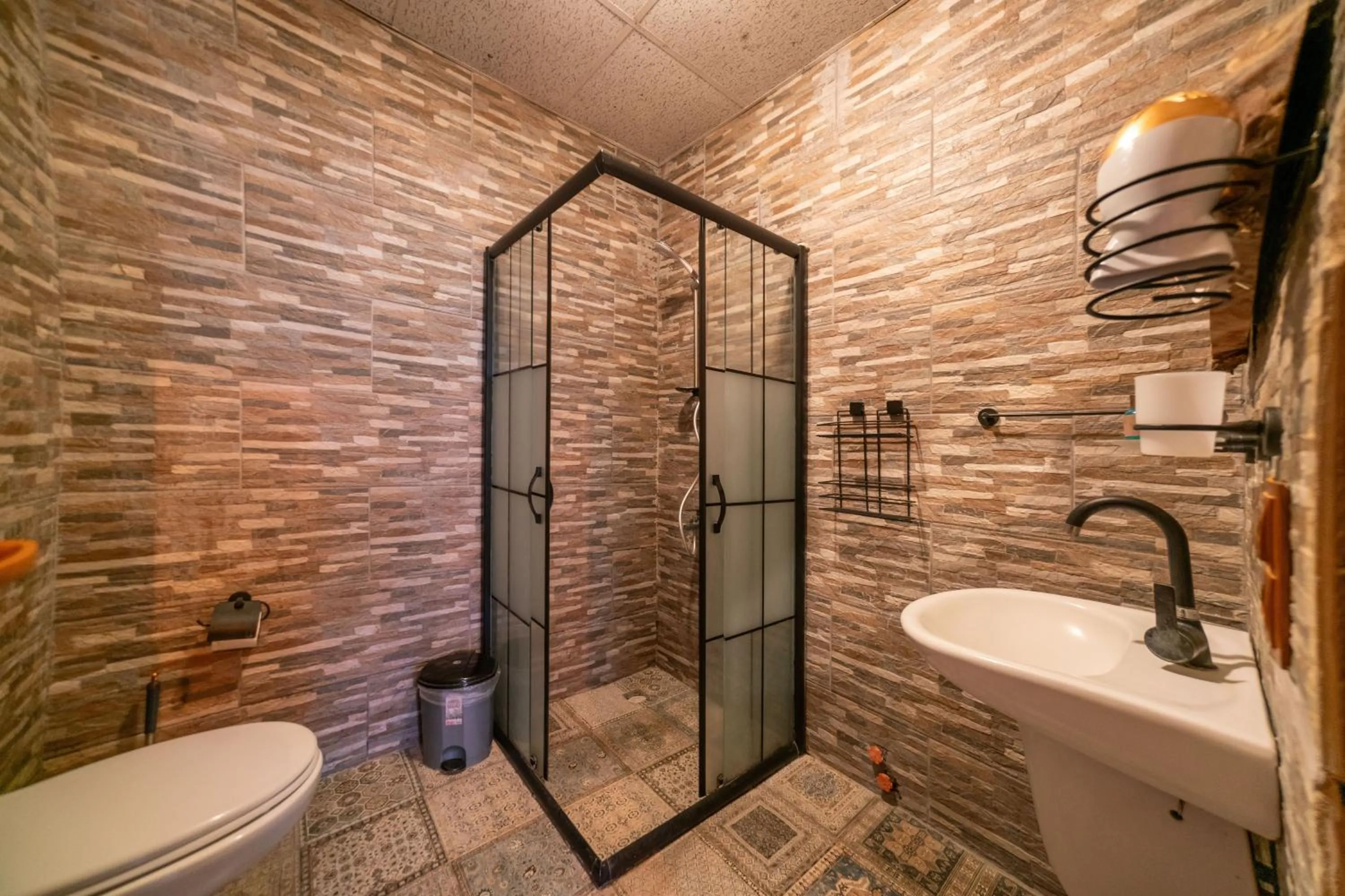 Shower in Azalea Terrace Cave Hotel