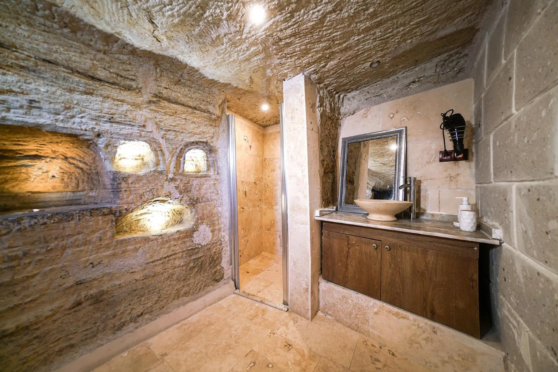 Shower in Azalea Terrace Cave Hotel