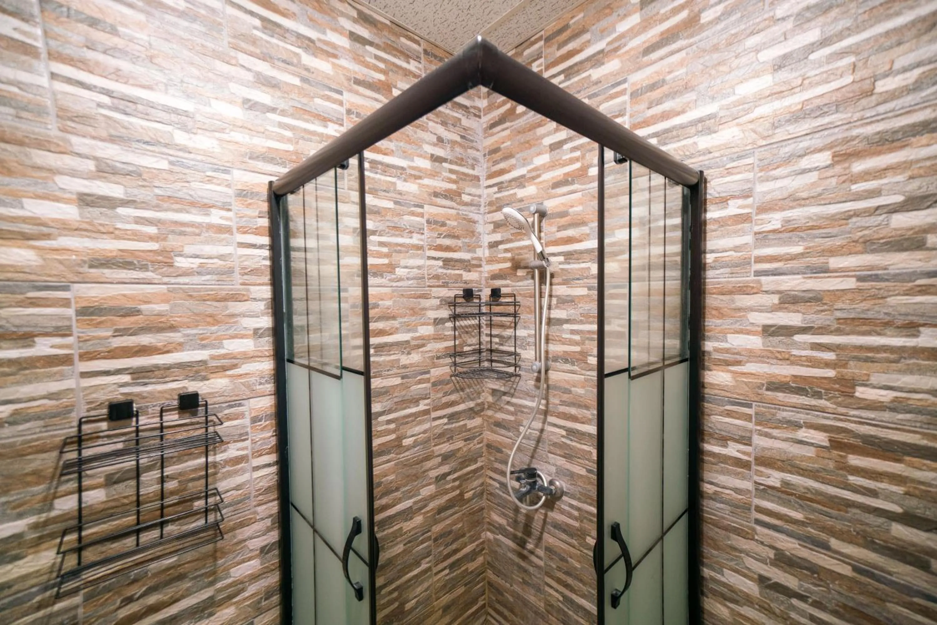 Shower in Azalea Terrace Cave Hotel