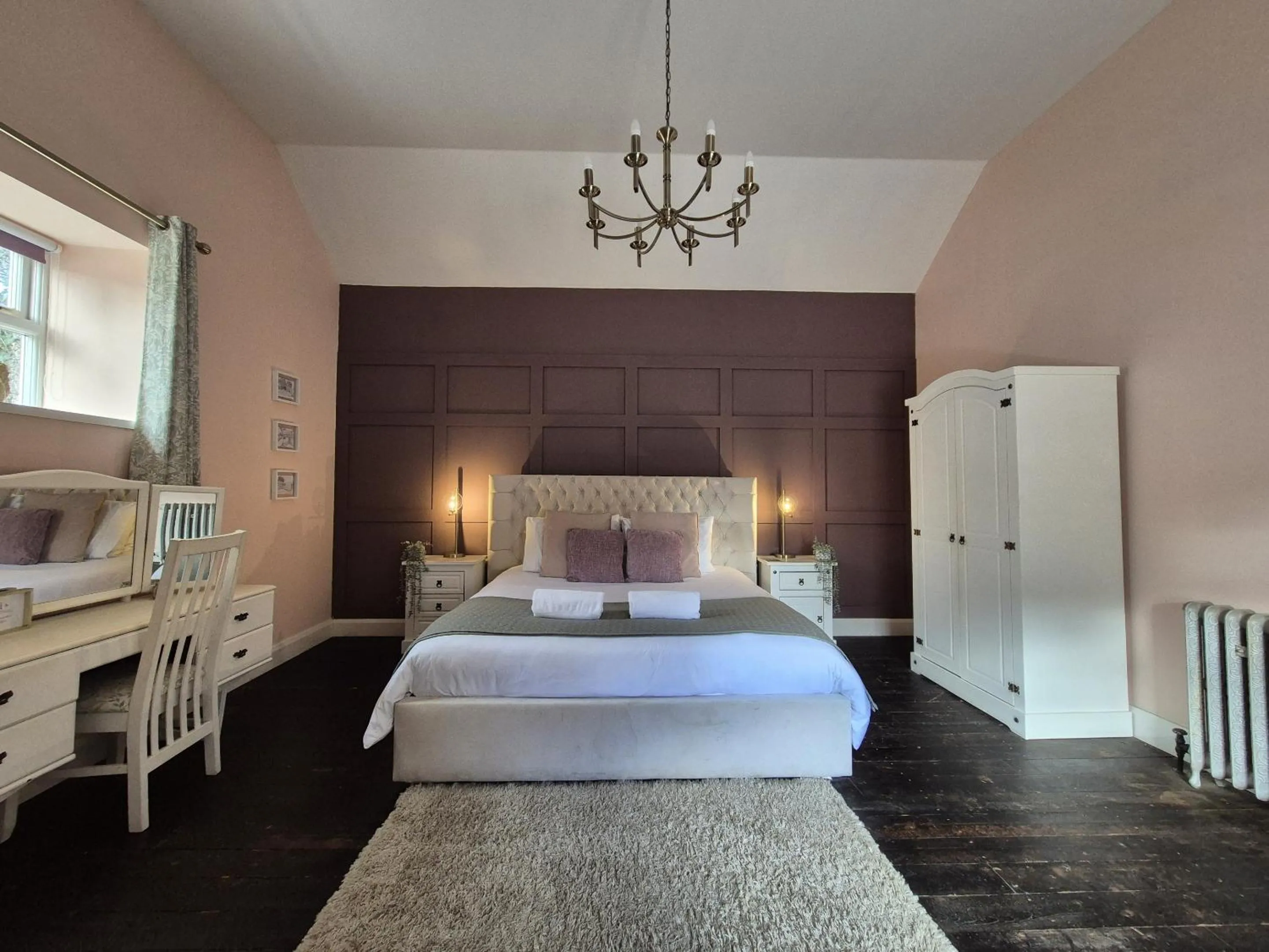 Bedroom, Bed in Squirrel Cottage