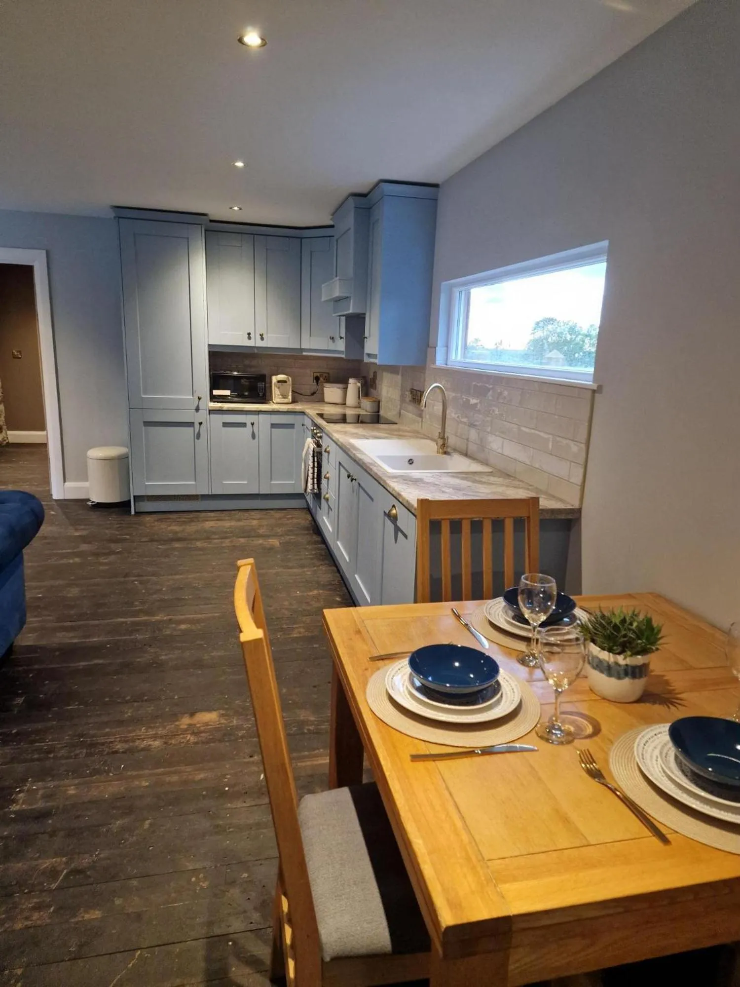 Kitchen or kitchenette in Squirrel Cottage