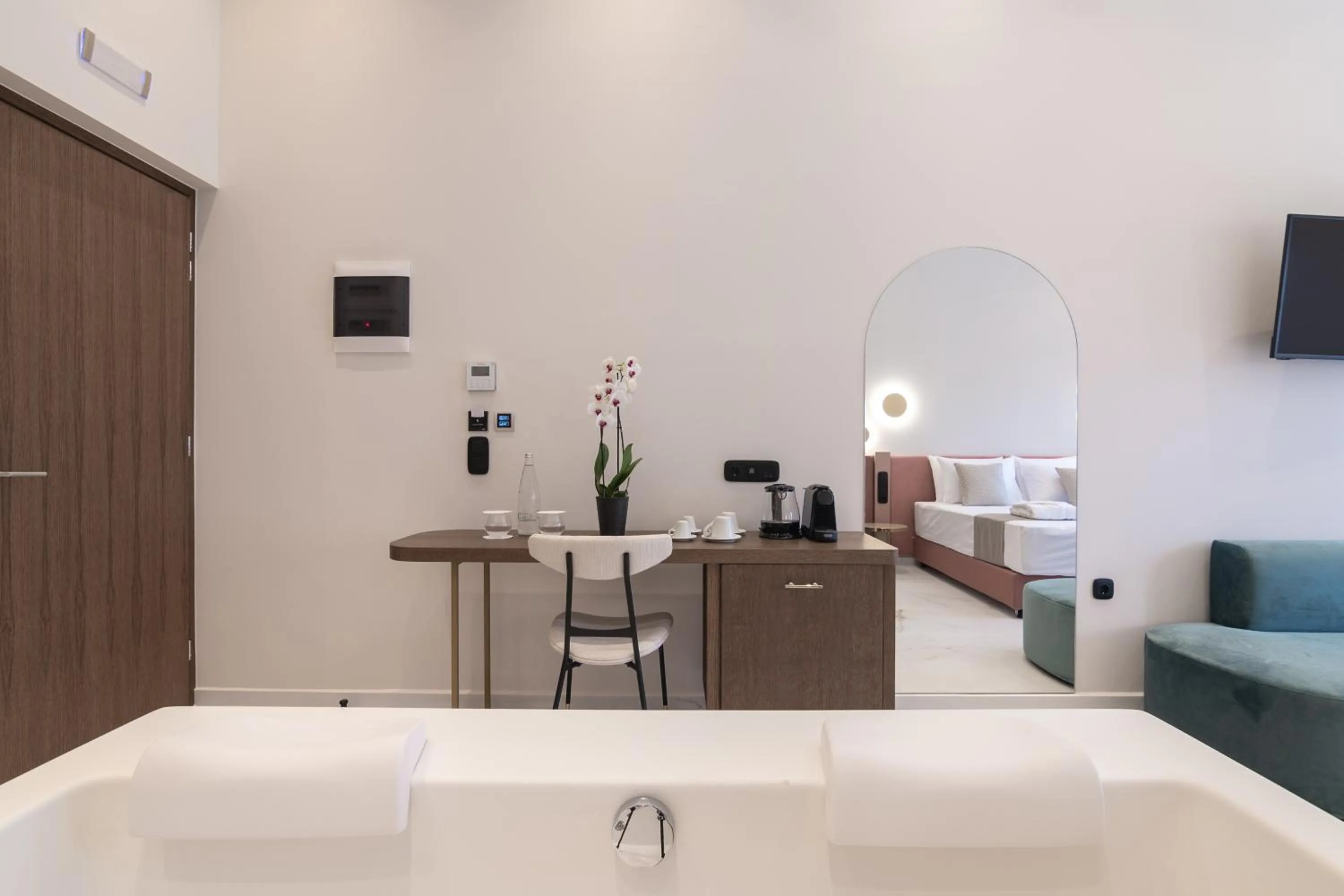 Hot Tub, Bed in Omma Suites