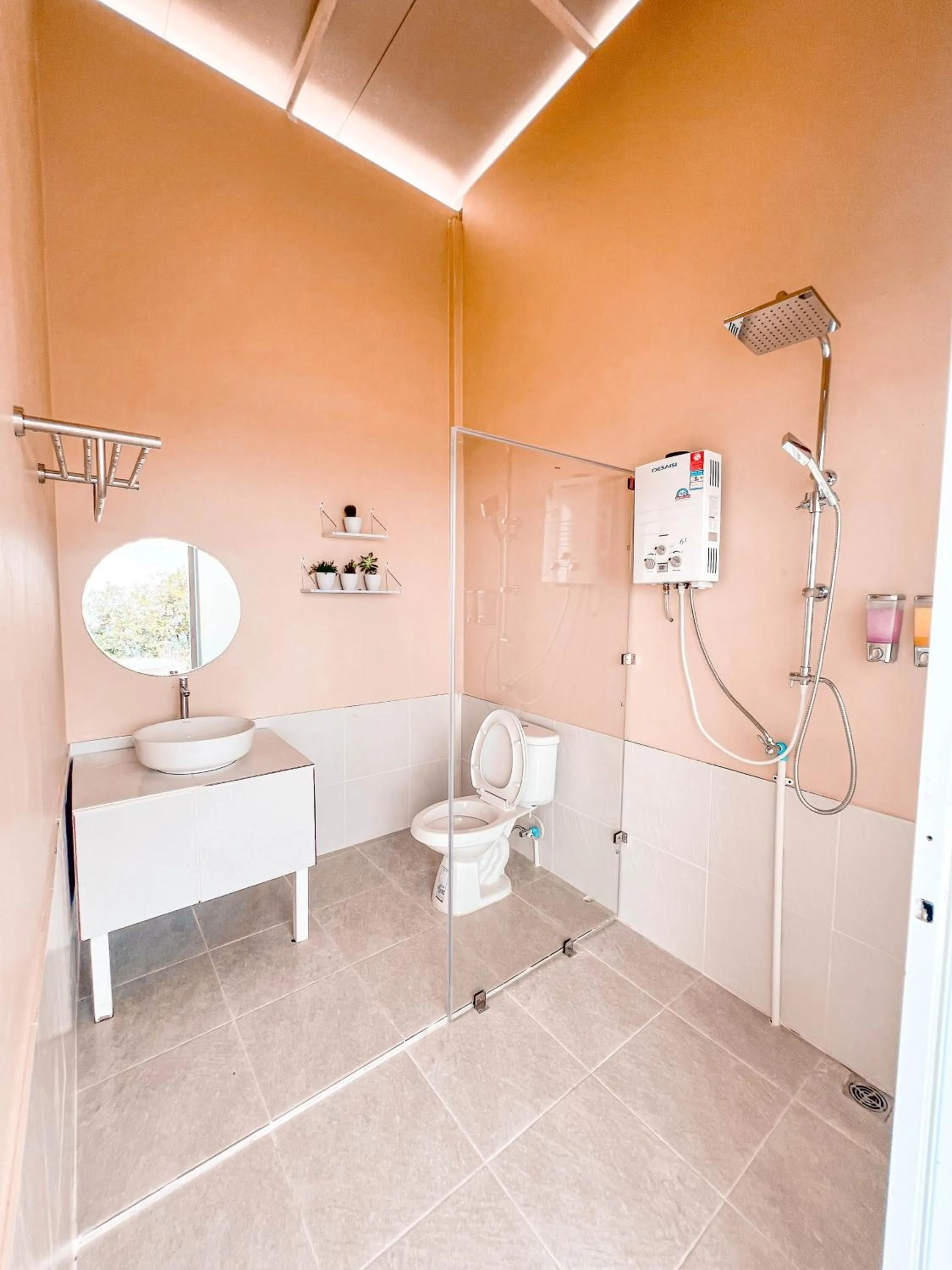 Shower in ม่อนชาพาเพลิน ม่อนแจ่ม Monchapaplearn Monjam