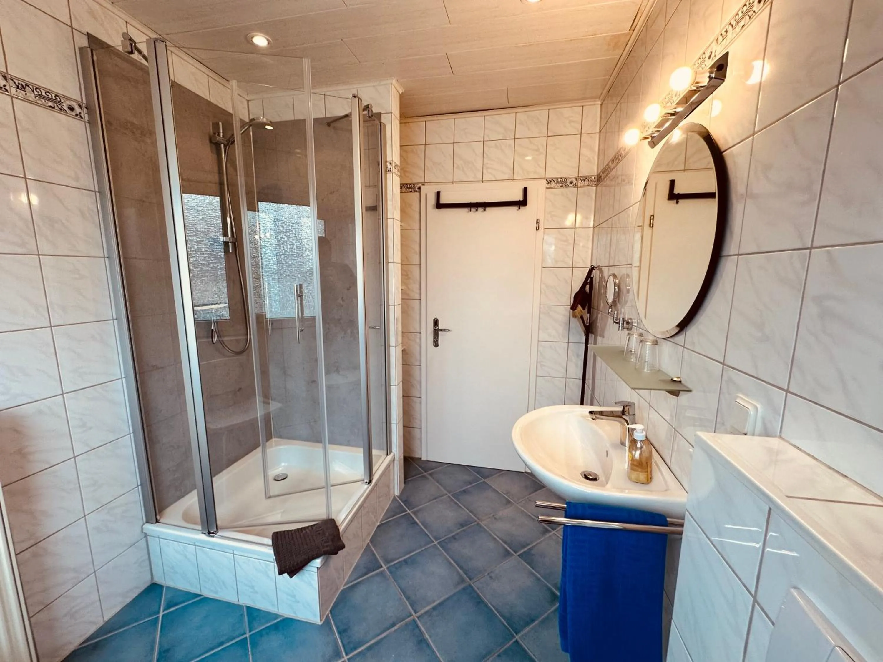 Shower in Ferienwohnungen Weingut Kilburg