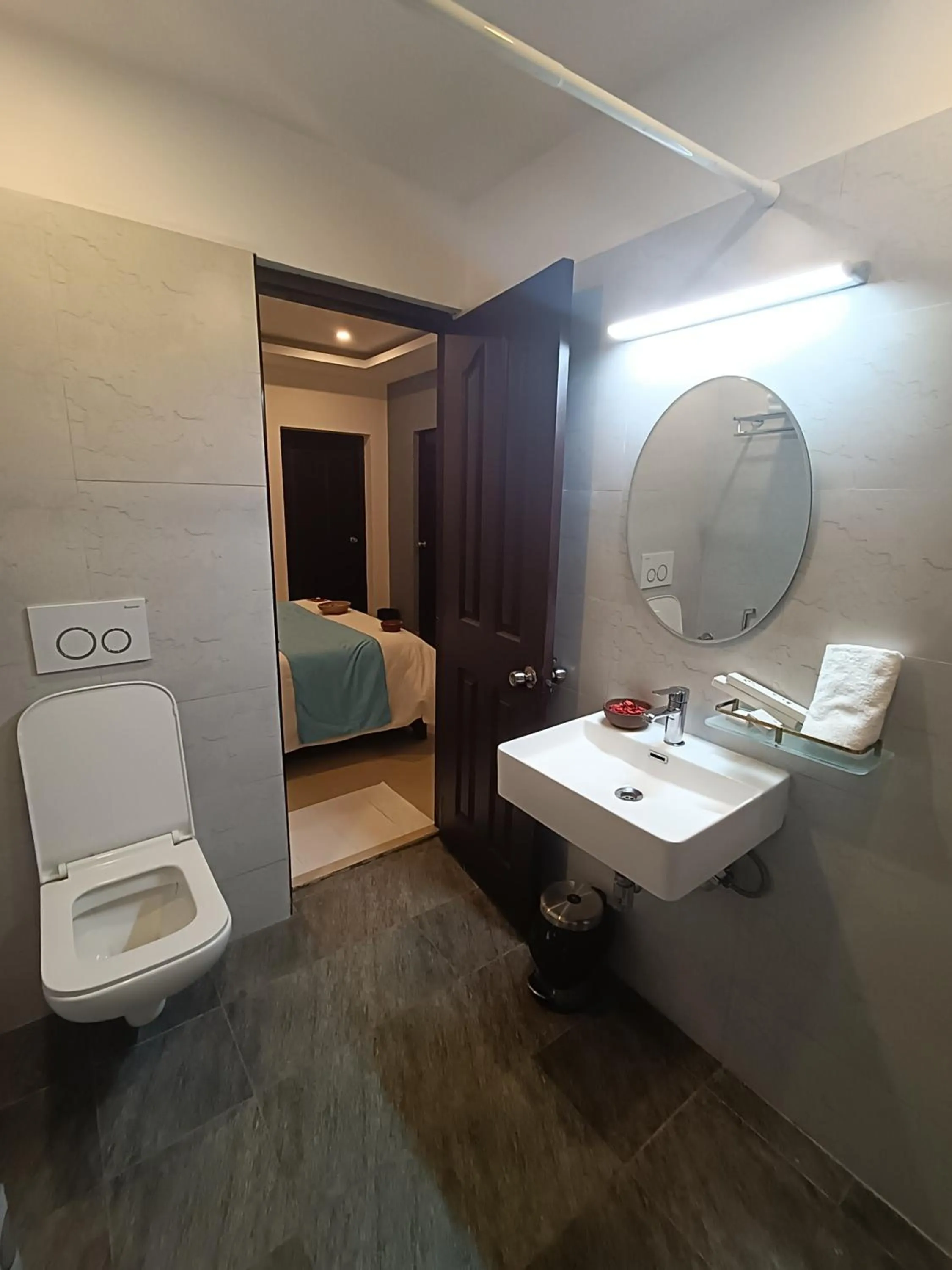 Shower, Bed in BRICK CASTLE