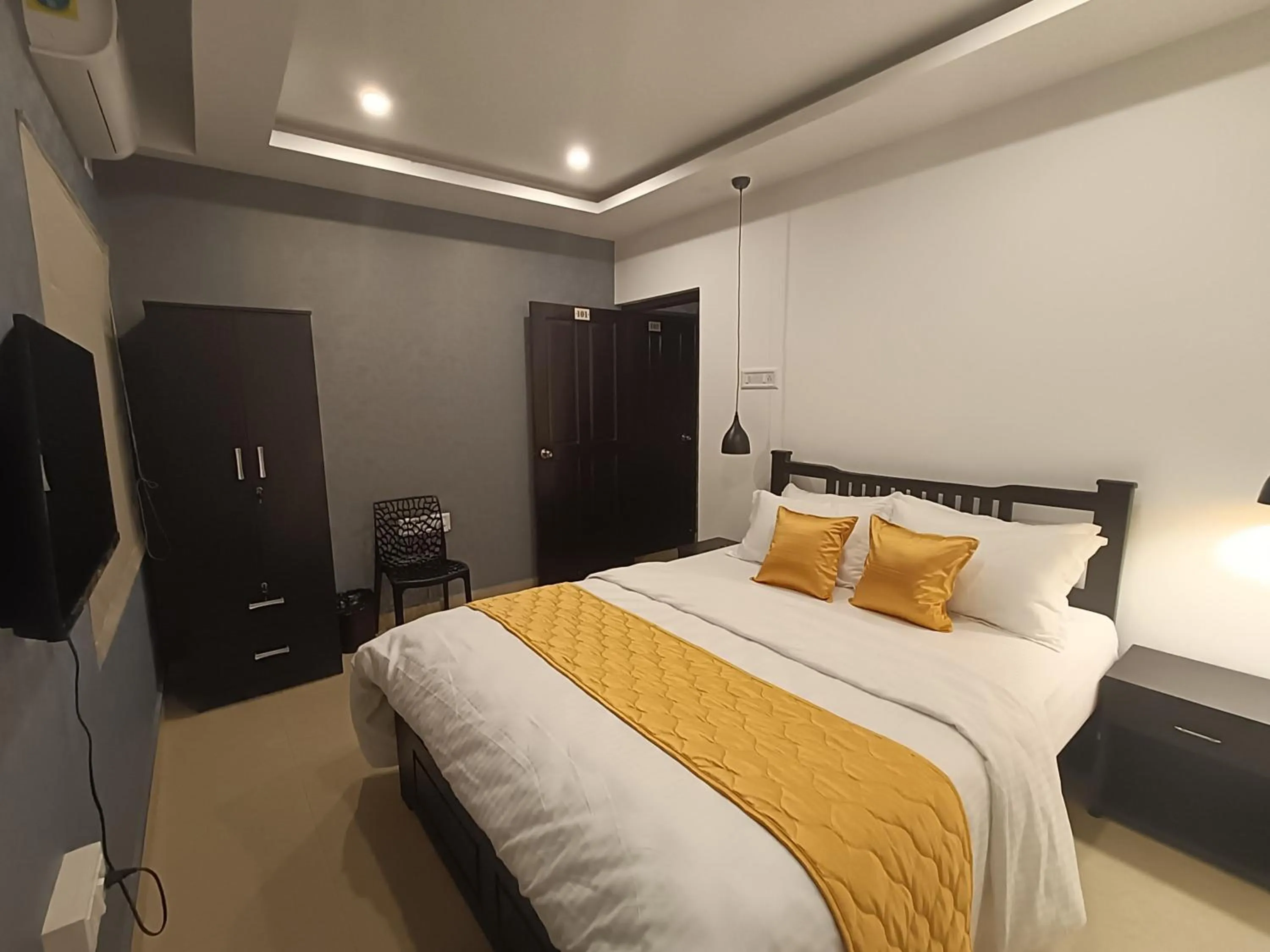 Bedroom, Bed in BRICK CASTLE