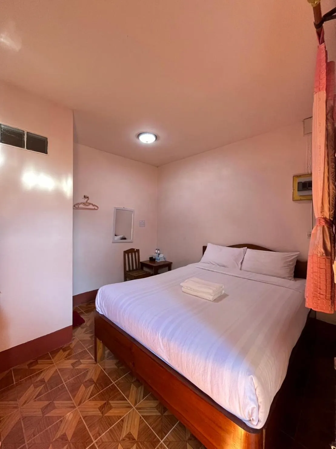 Photo of the whole room, Bed in Happy in Pai