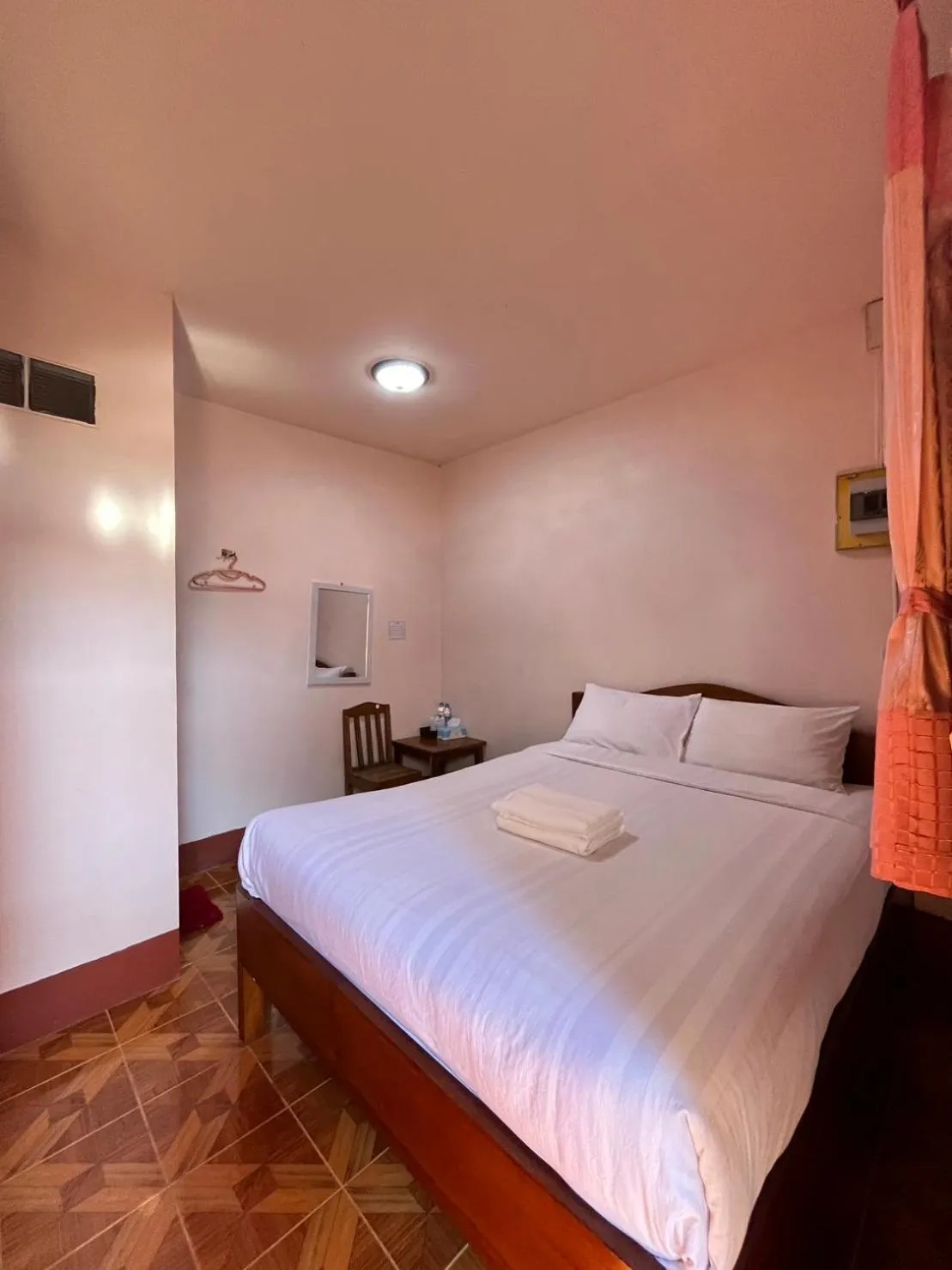 Photo of the whole room, Bed in Happy in Pai