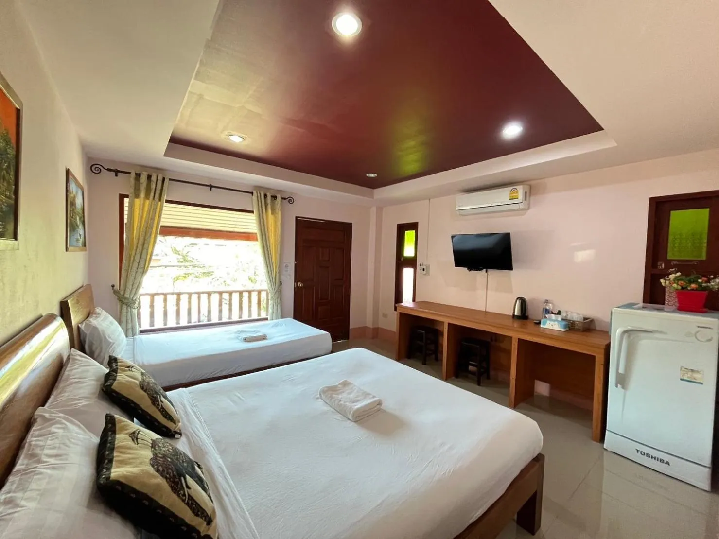 Photo of the whole room, Bed in Happy in Pai