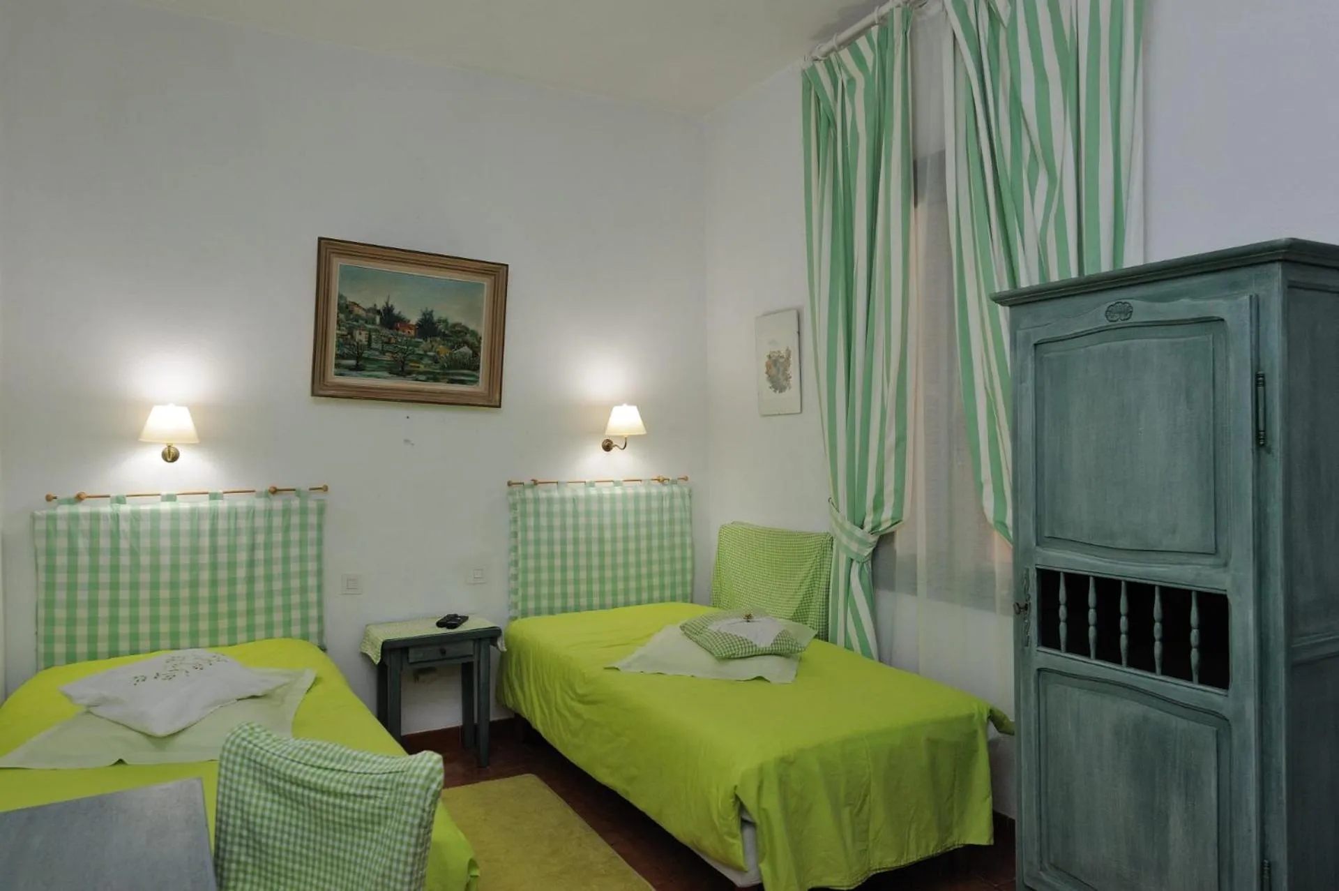 Photo of the whole room in Hôtel Restaurant L'Aiglon