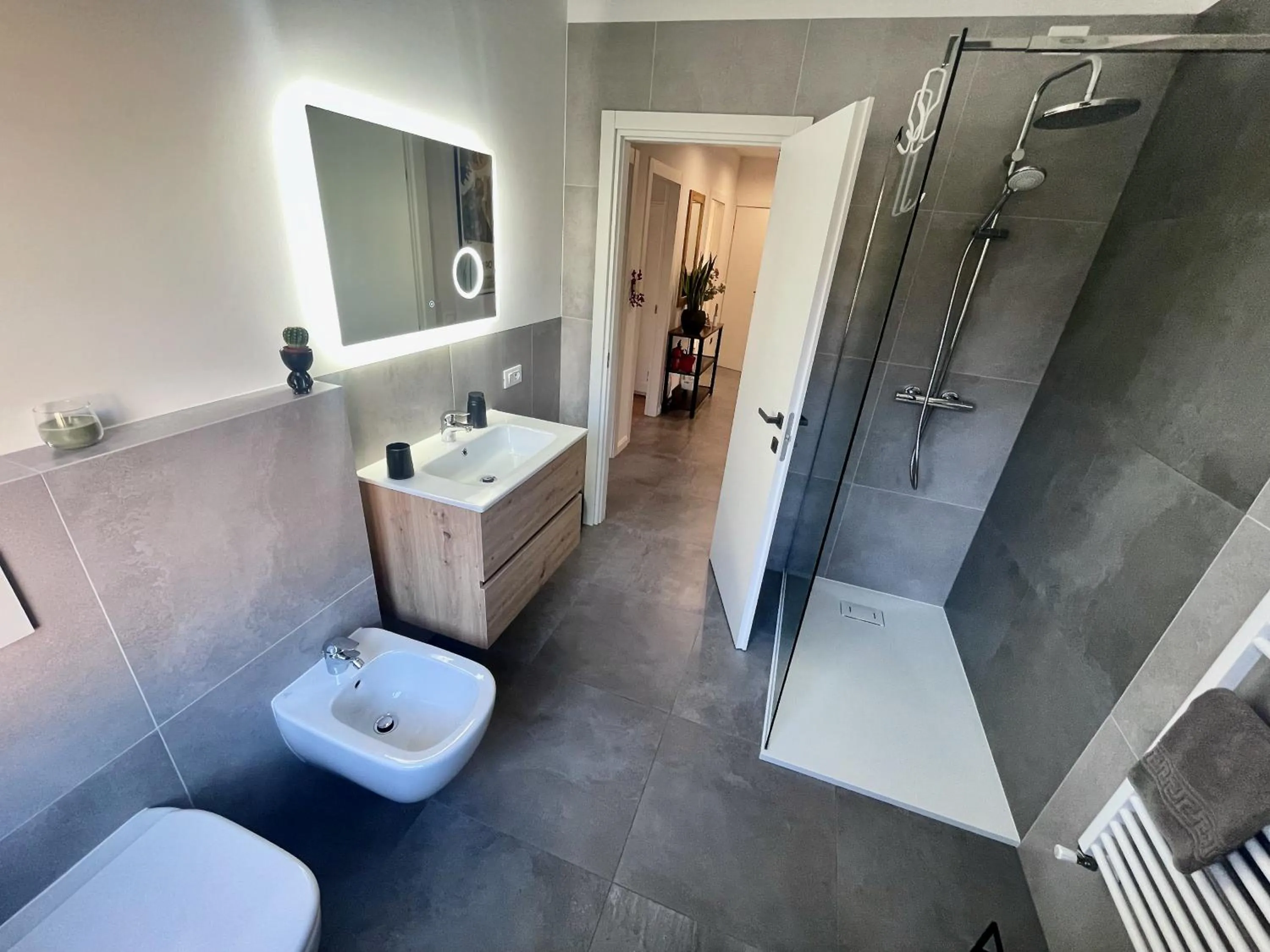 Toilet in Outdooredo Garda Apartment