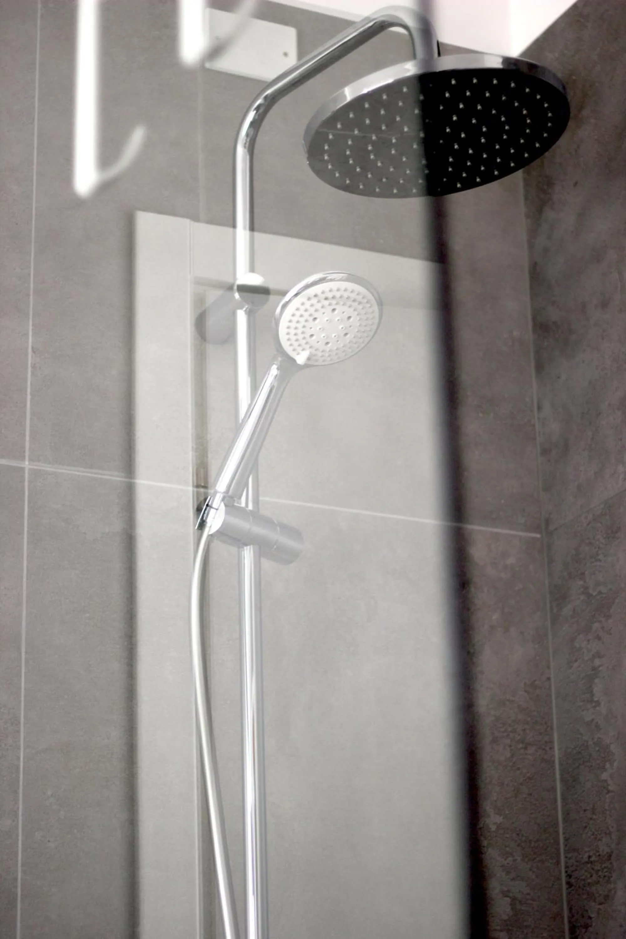 Shower in Outdooredo Garda Apartment