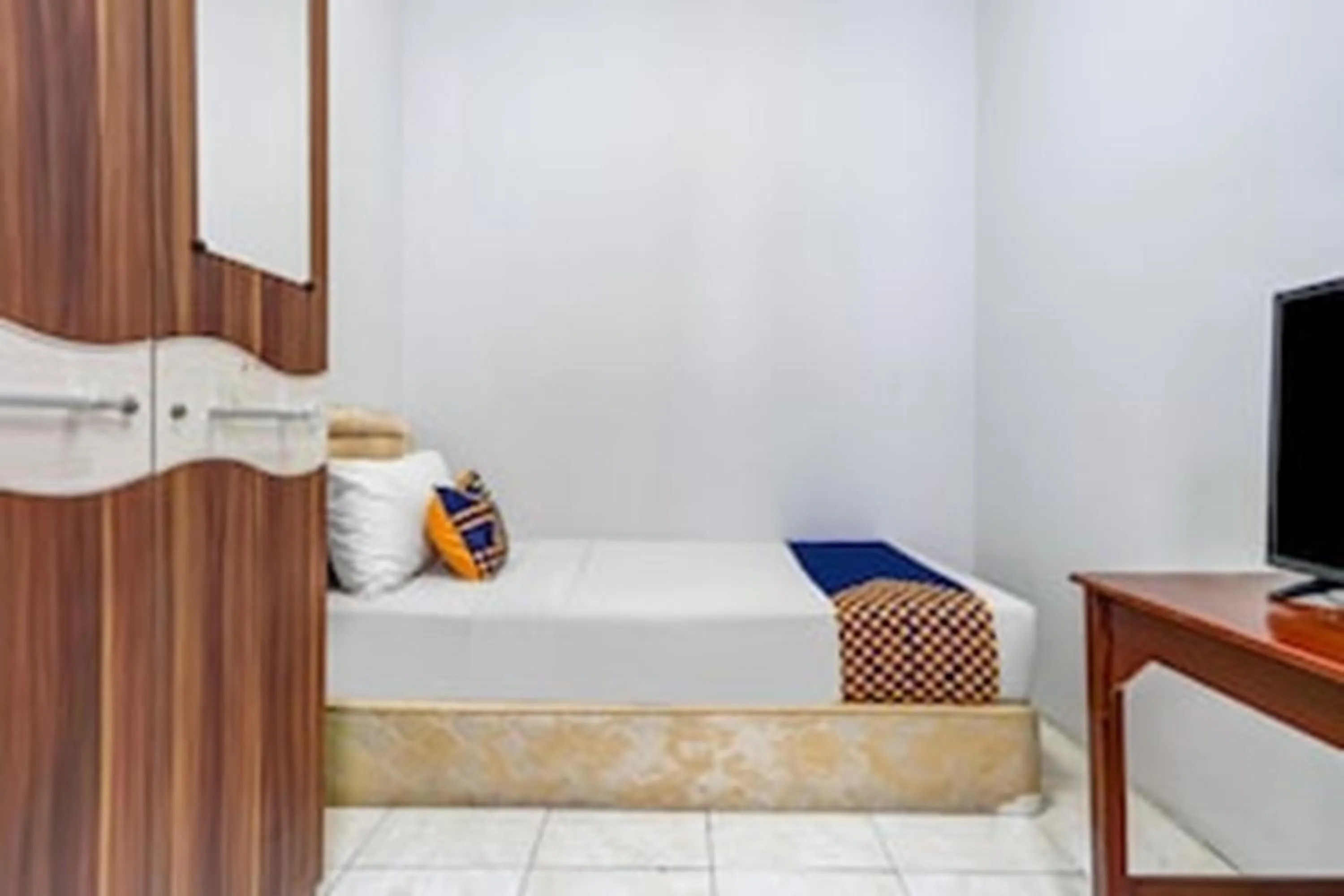 Photo of the whole room, Bed in Hotel O Dago Near Bandung Zoo Formerly Chatter Place