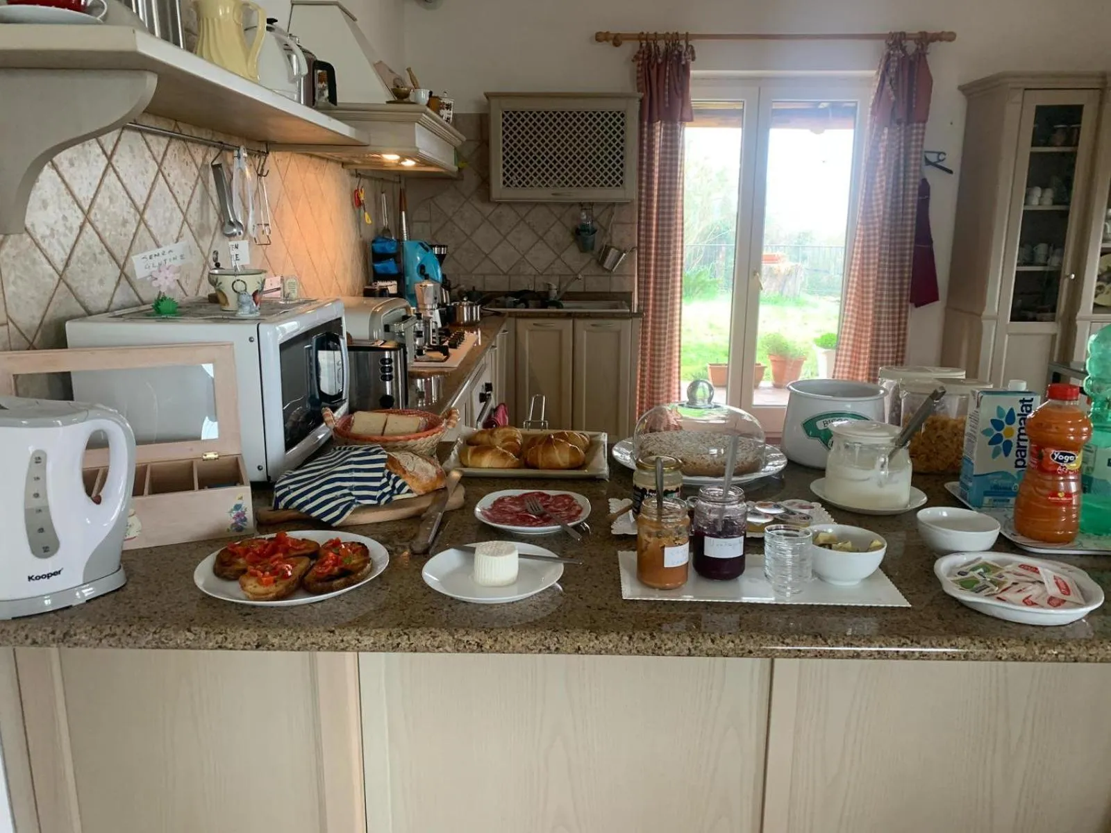 Continental breakfast in Le Rocce