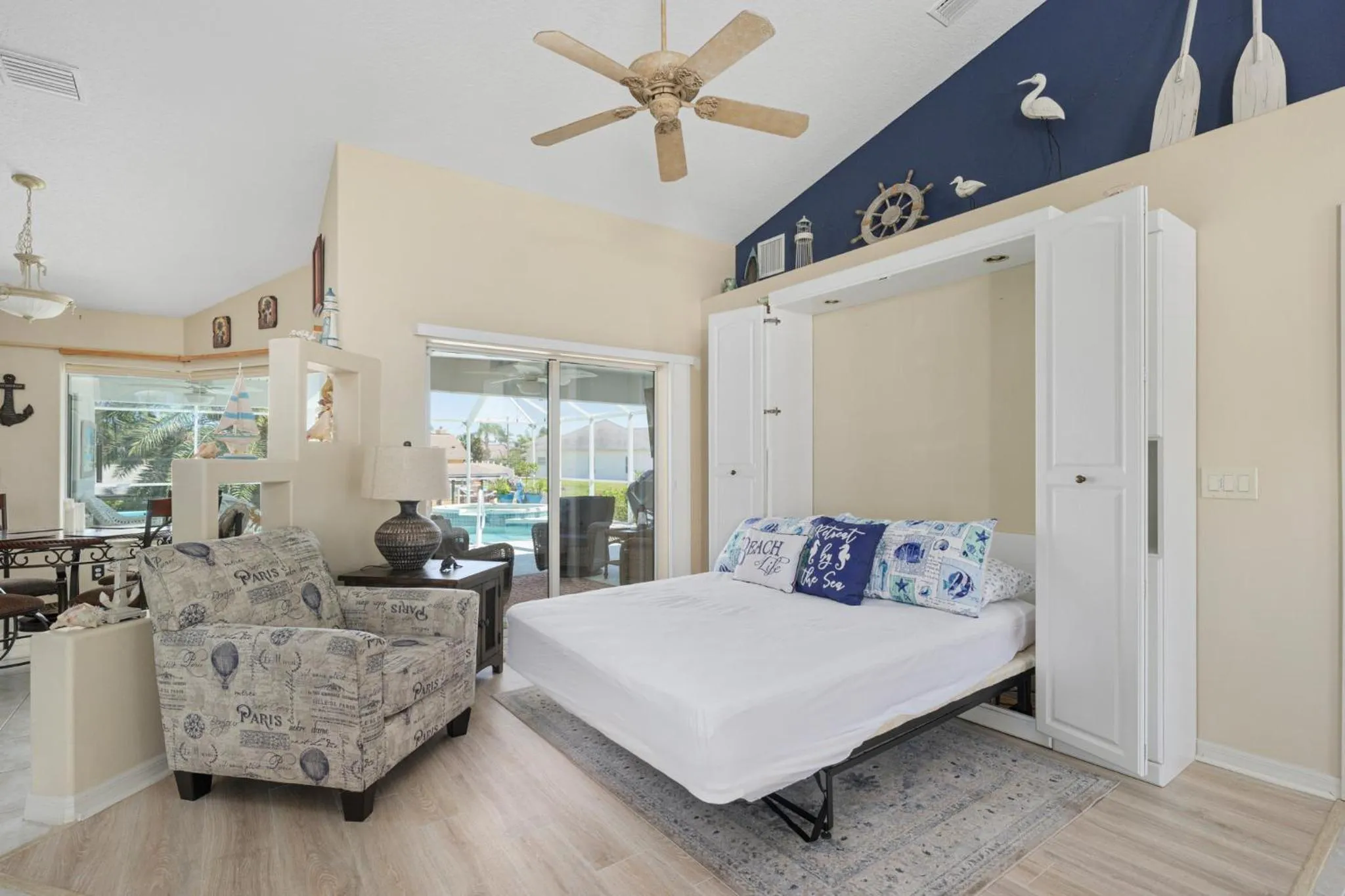 Property building, Bed in Dock Holliday