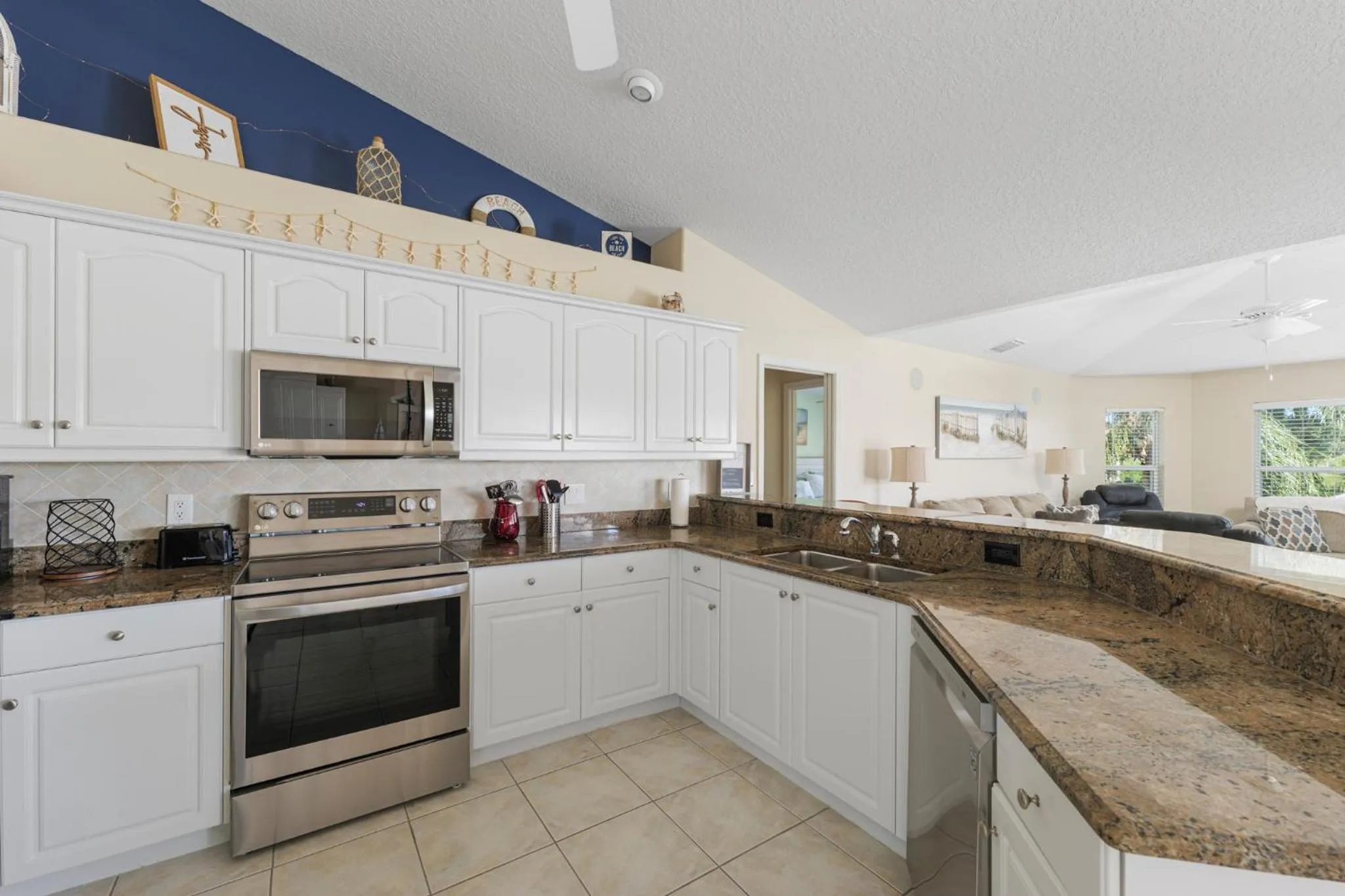 Kitchen or kitchenette in Dock Holliday