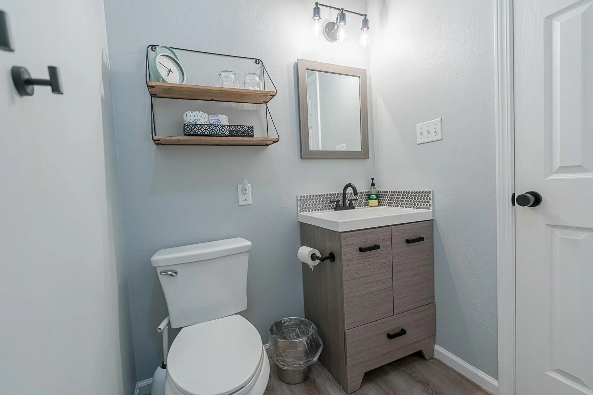 Bathroom in The Blue Flamingo