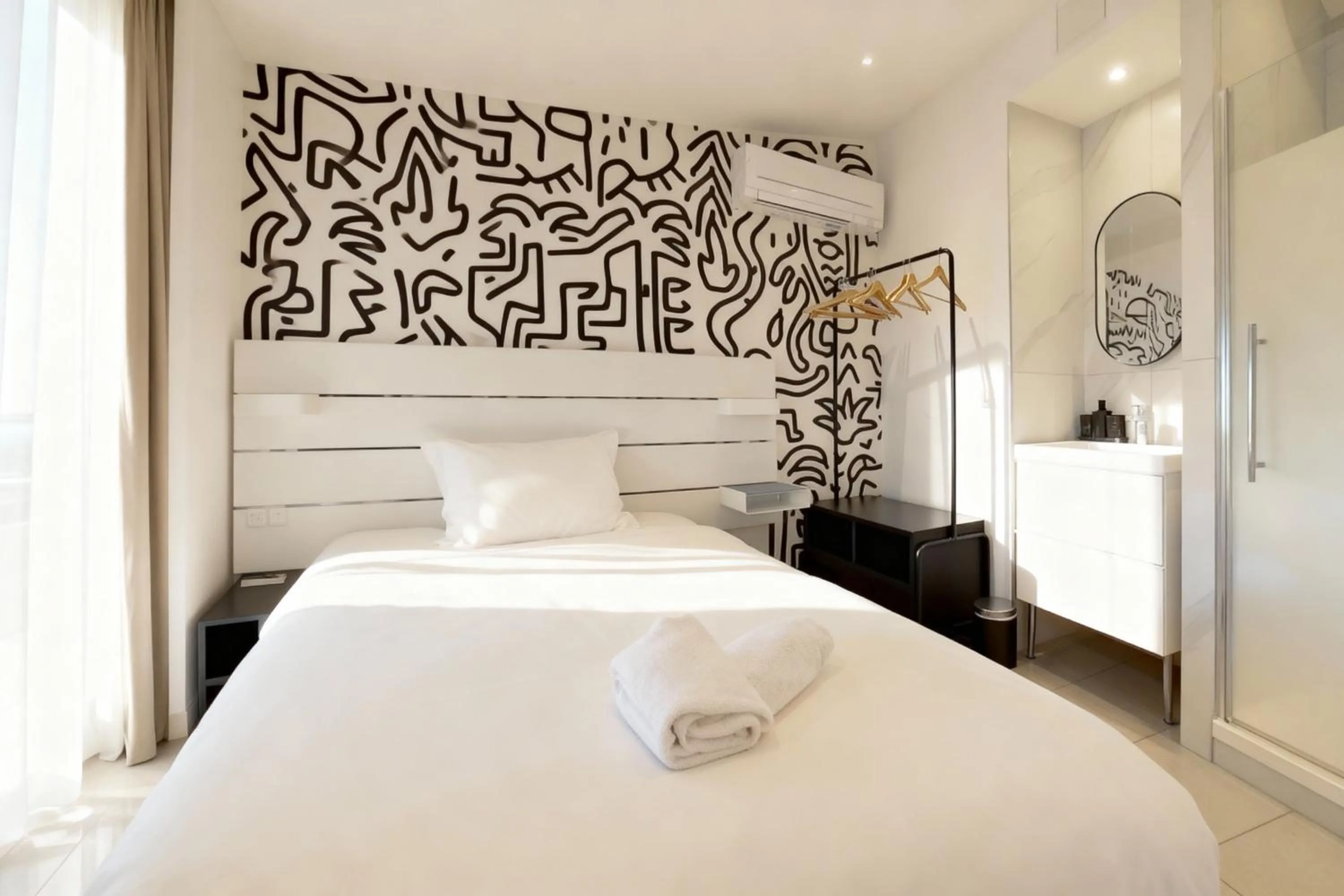 Bed in VILLA MARINA CANNES