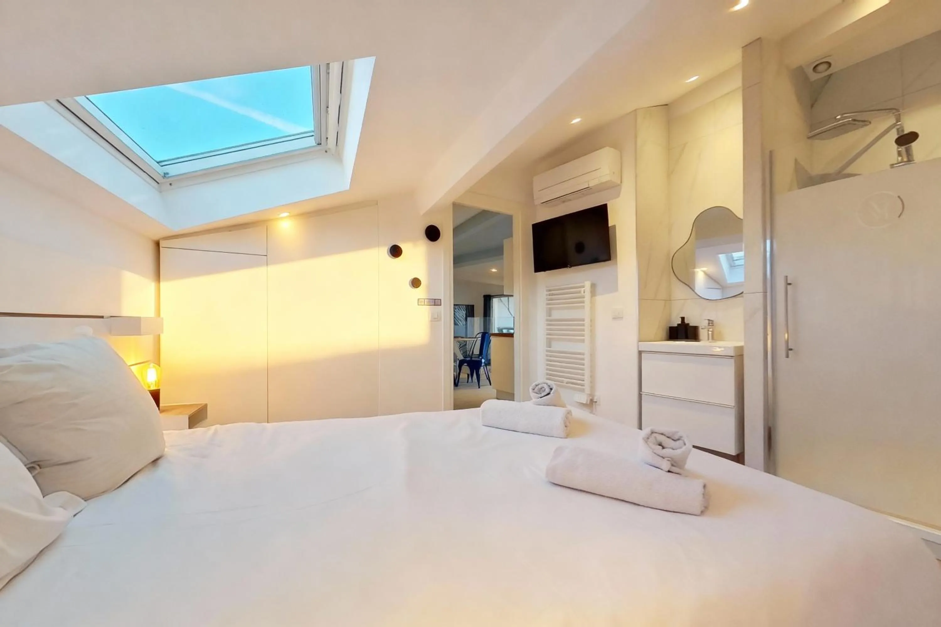 Bed in VILLA MARINA CANNES