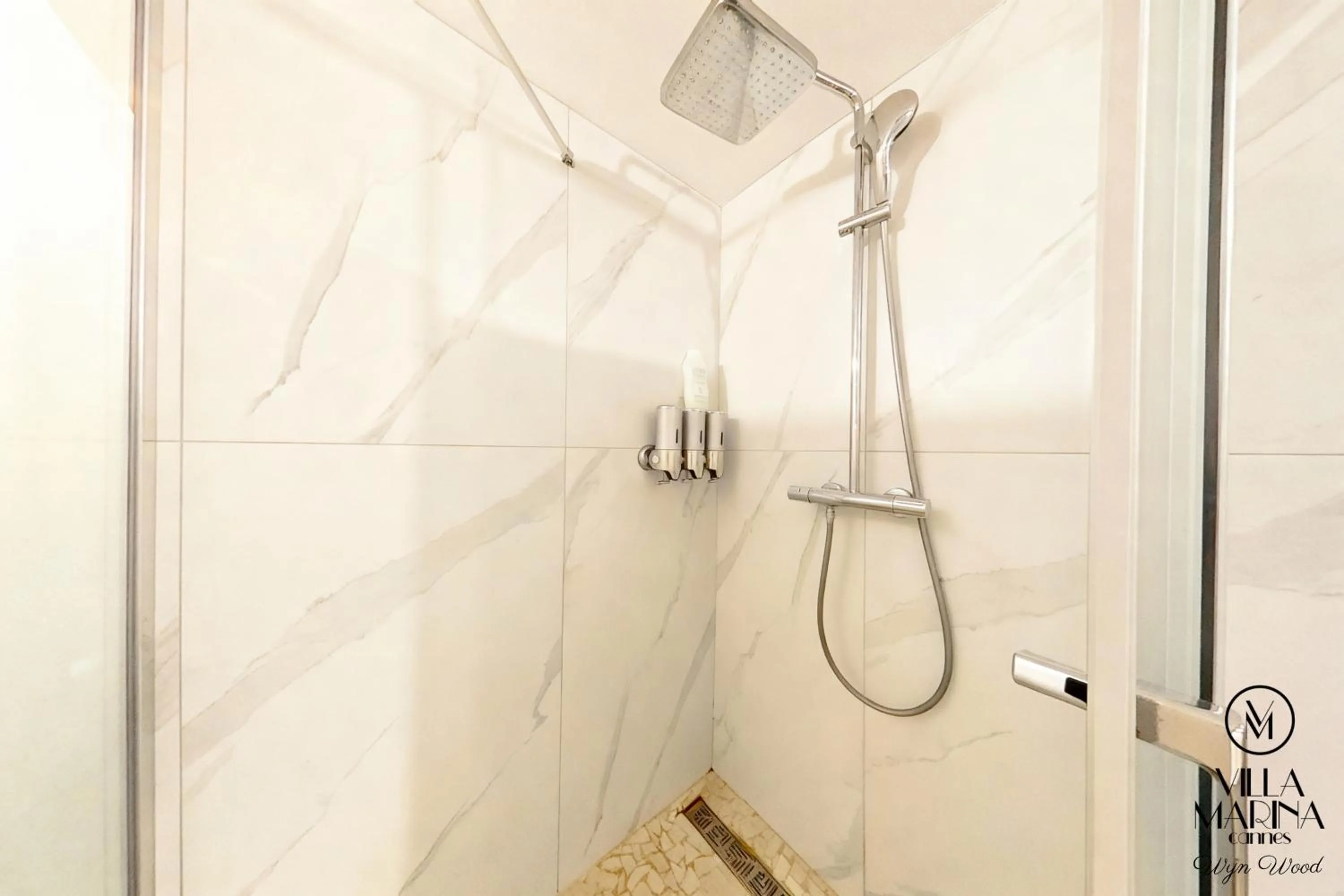 Shower in VILLA MARINA CANNES
