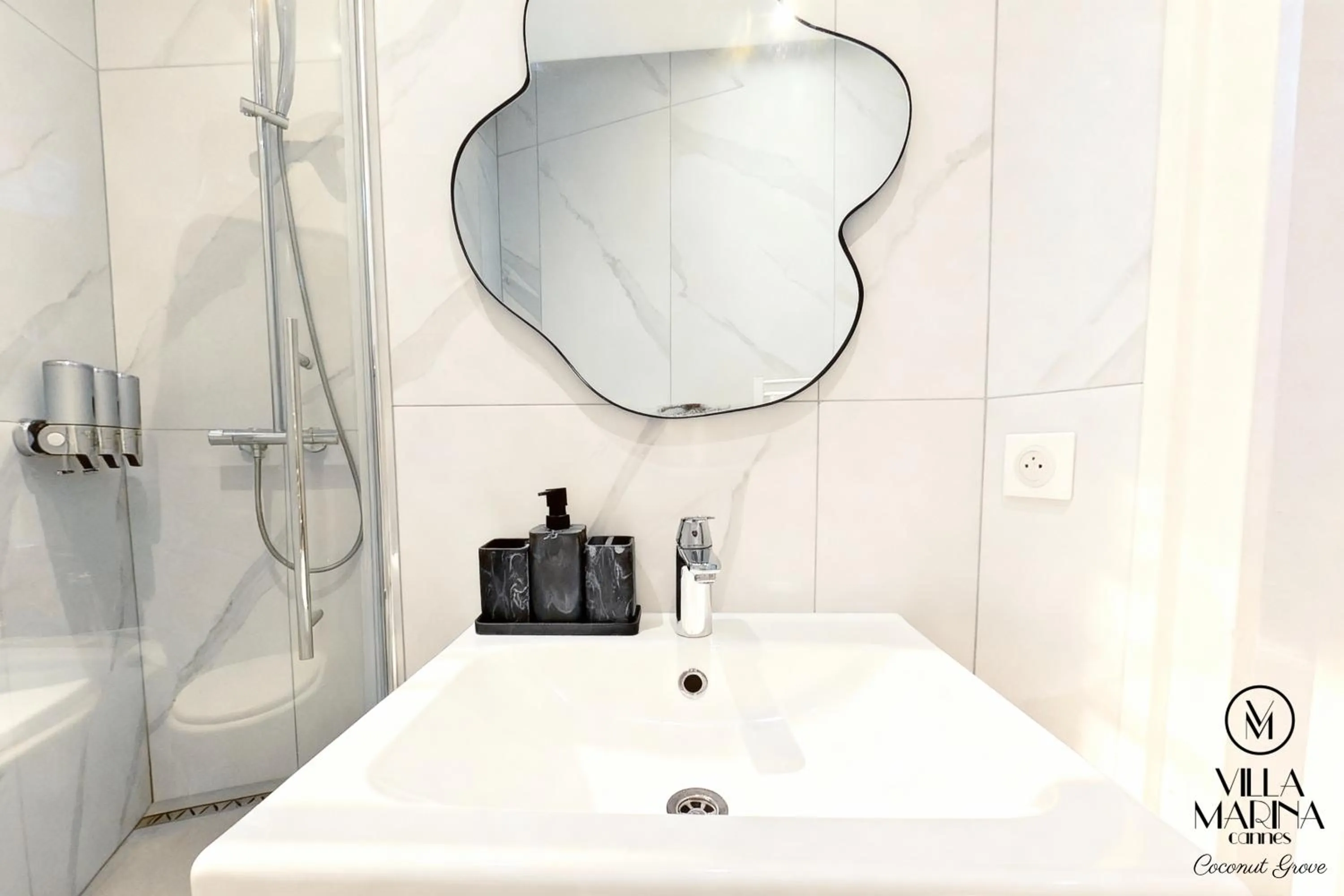 Shower in VILLA MARINA CANNES