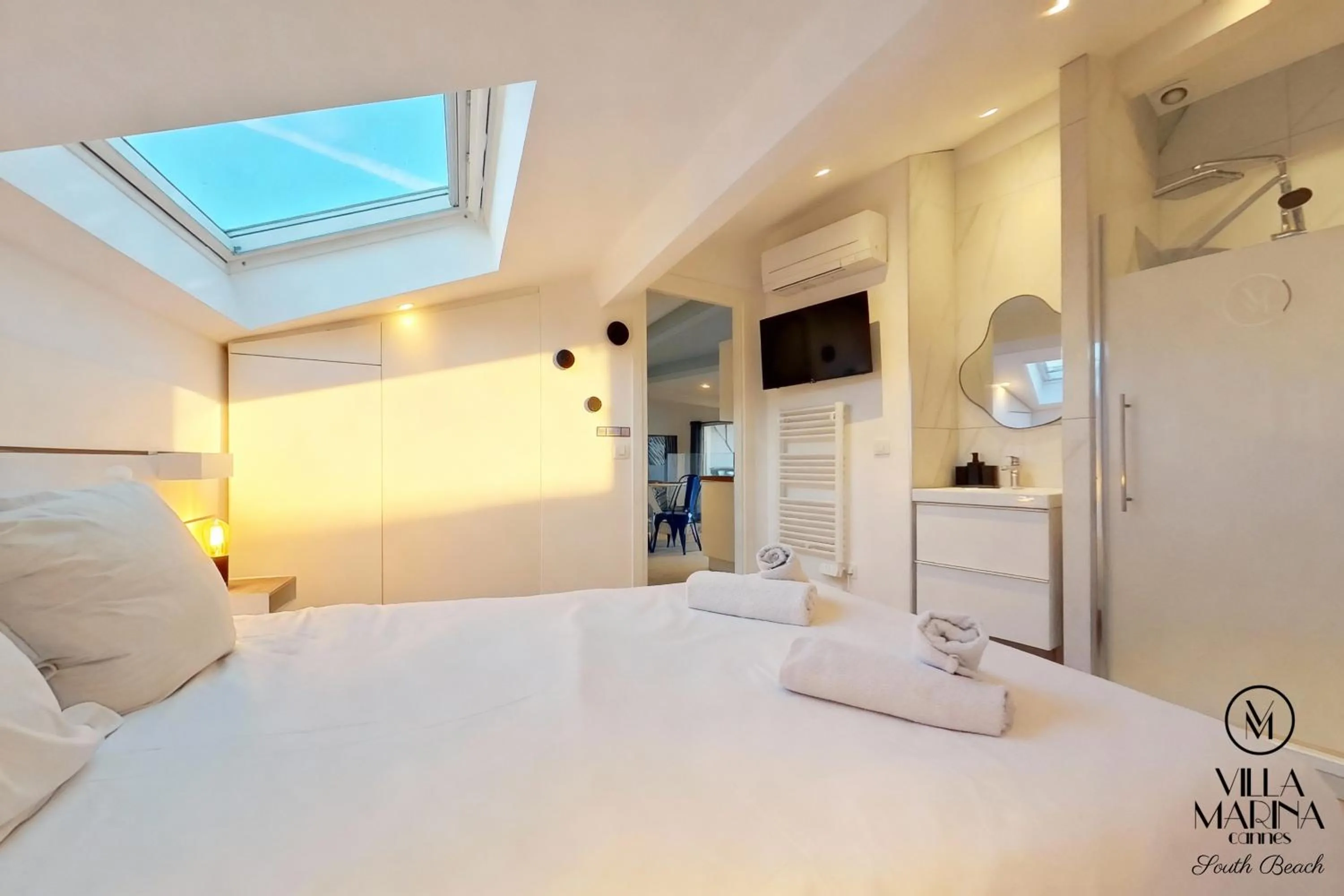 Bed in VILLA MARINA CANNES