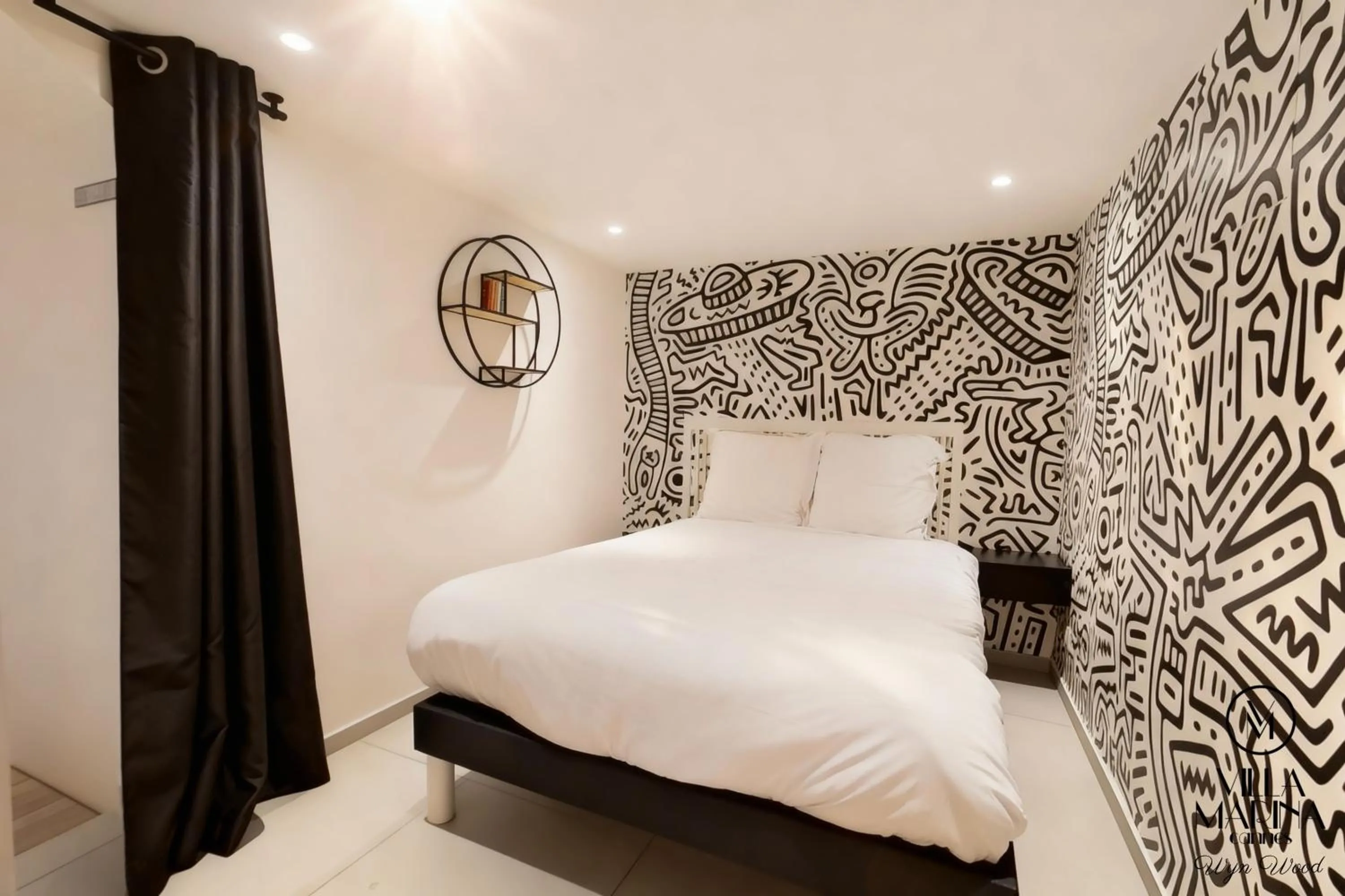 Bed in VILLA MARINA CANNES