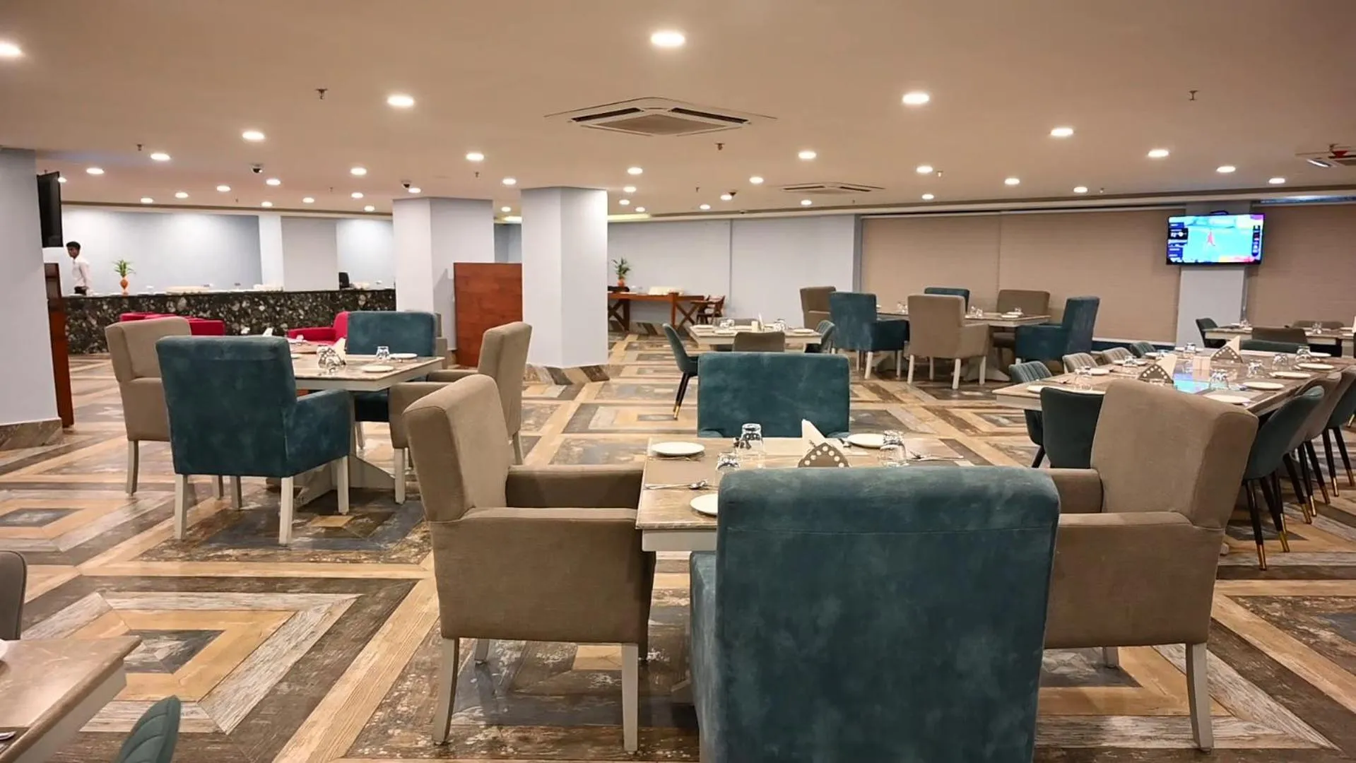 Restaurant/Places to Eat in Seven Hills Hotel