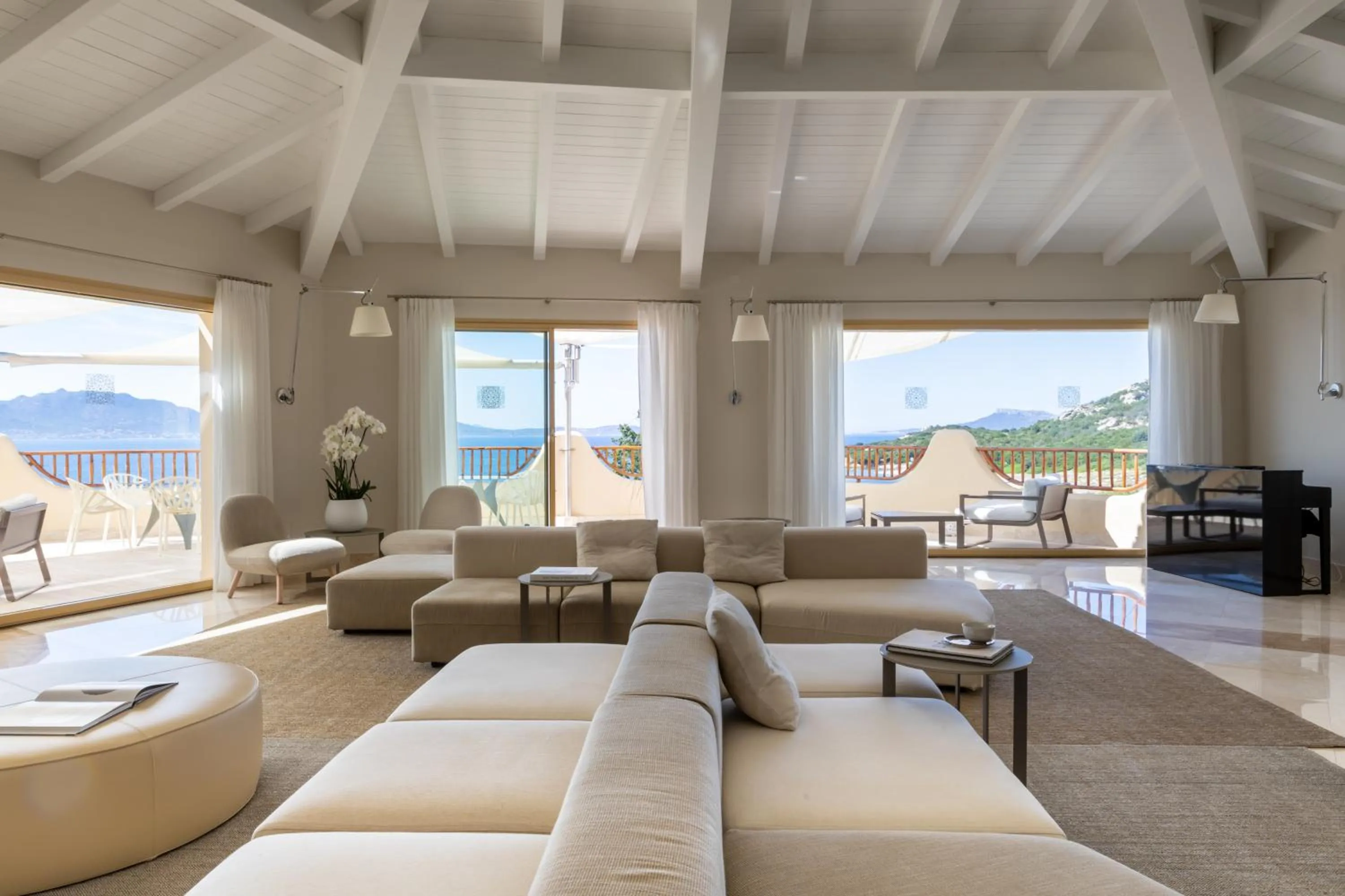 Communal lounge/ TV room in Cala Cuncheddi - VRetreats