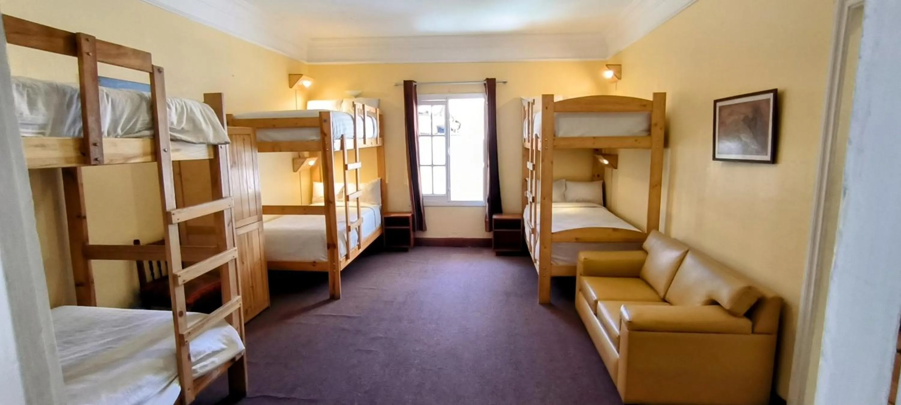 Communal lounge/ TV room, Bed in Eco Inn