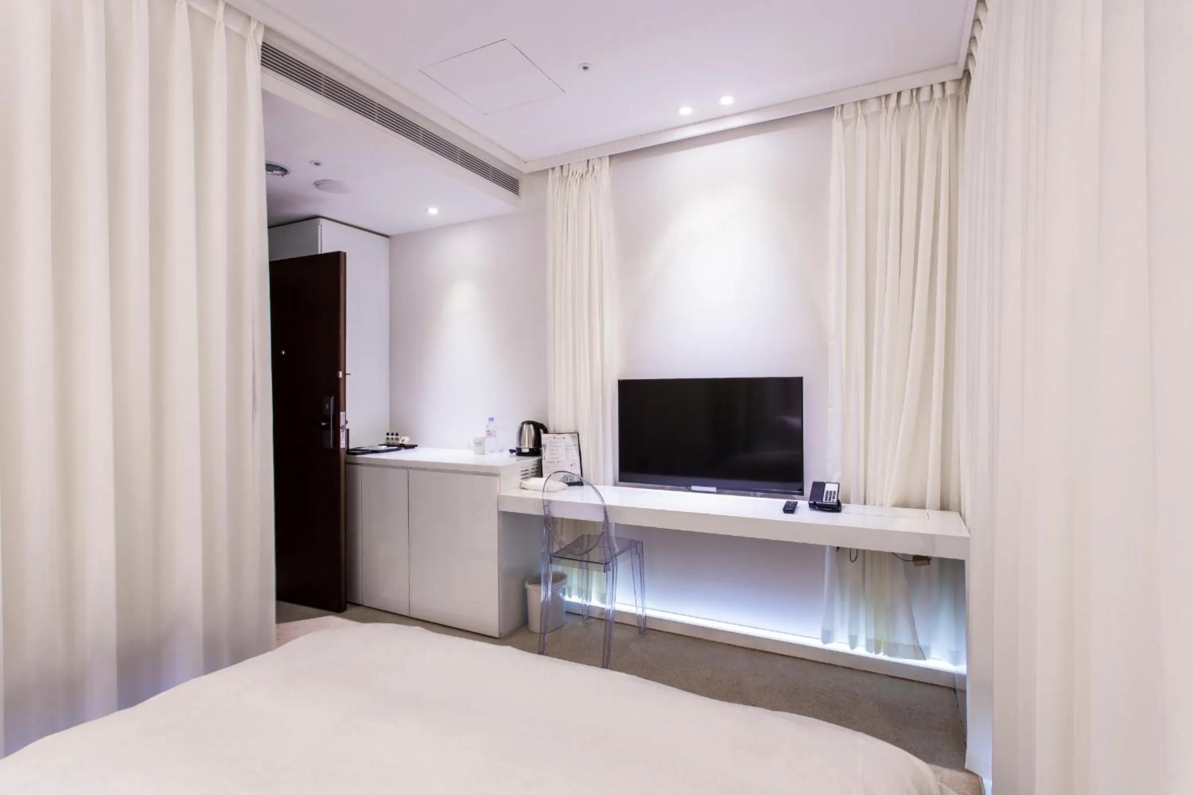 Photo of the whole room, Bed in The Tree House