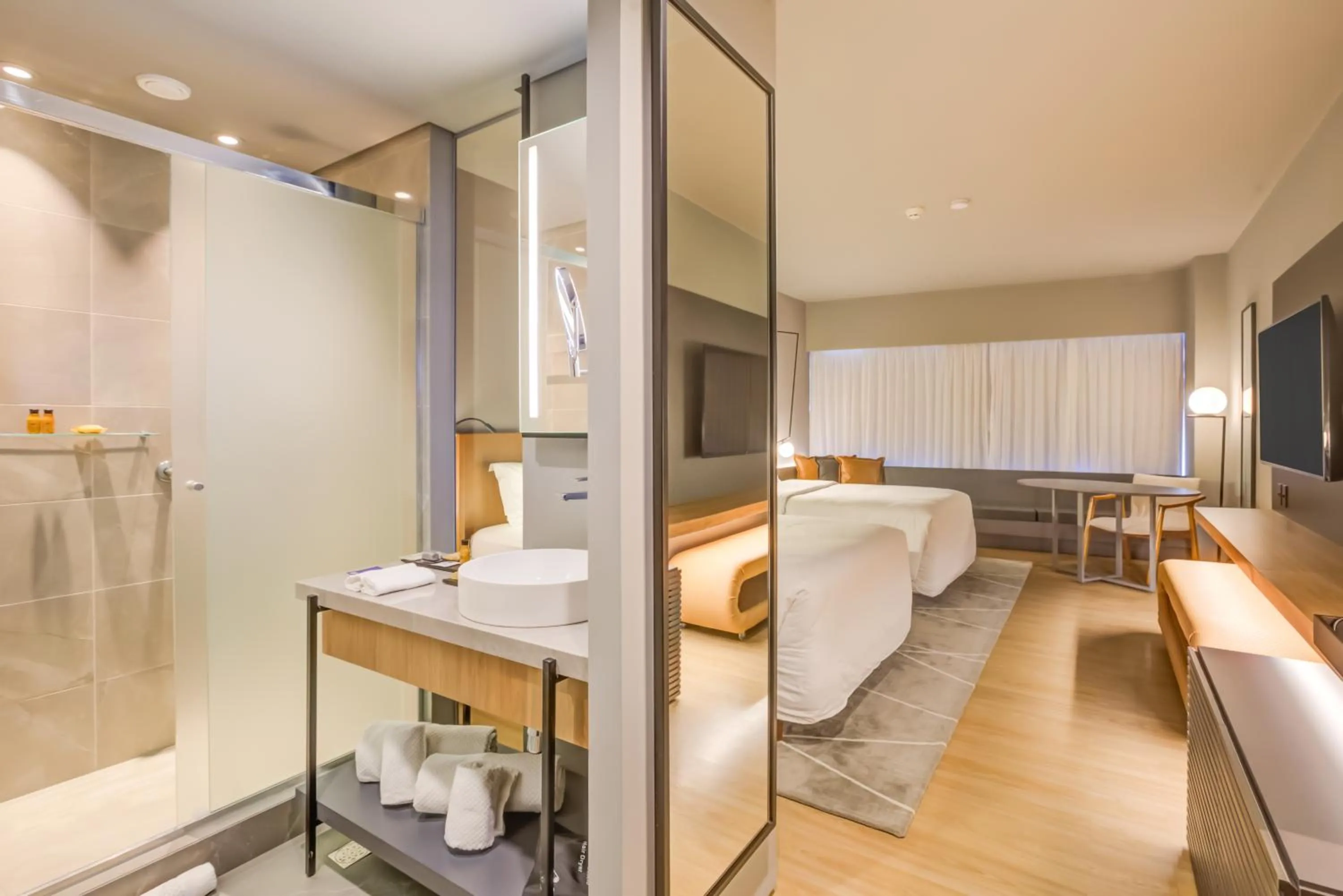 Bathroom, Bed in DoubleTree by Hilton Porto Alegre