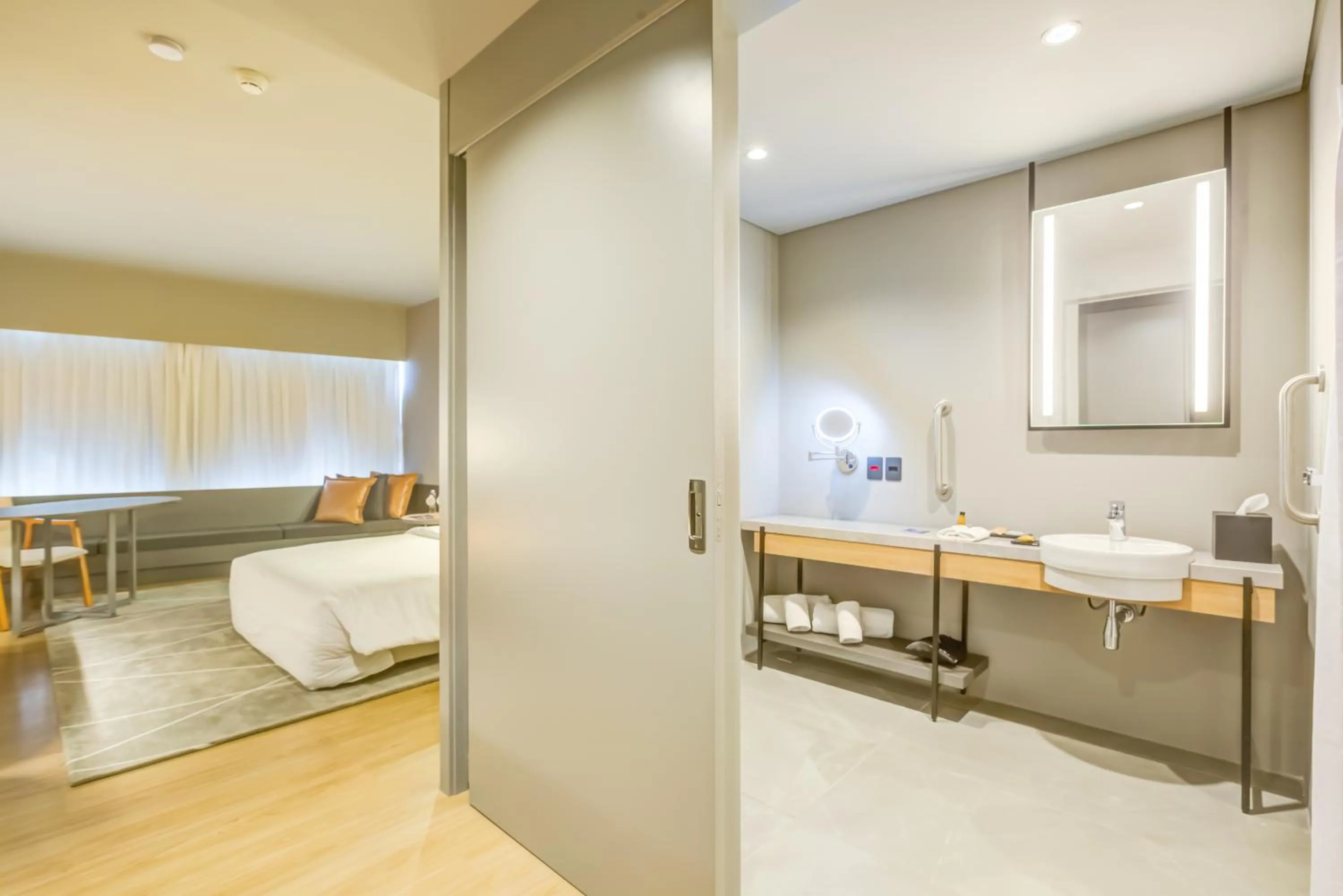 Bathroom, Bed in DoubleTree by Hilton Porto Alegre