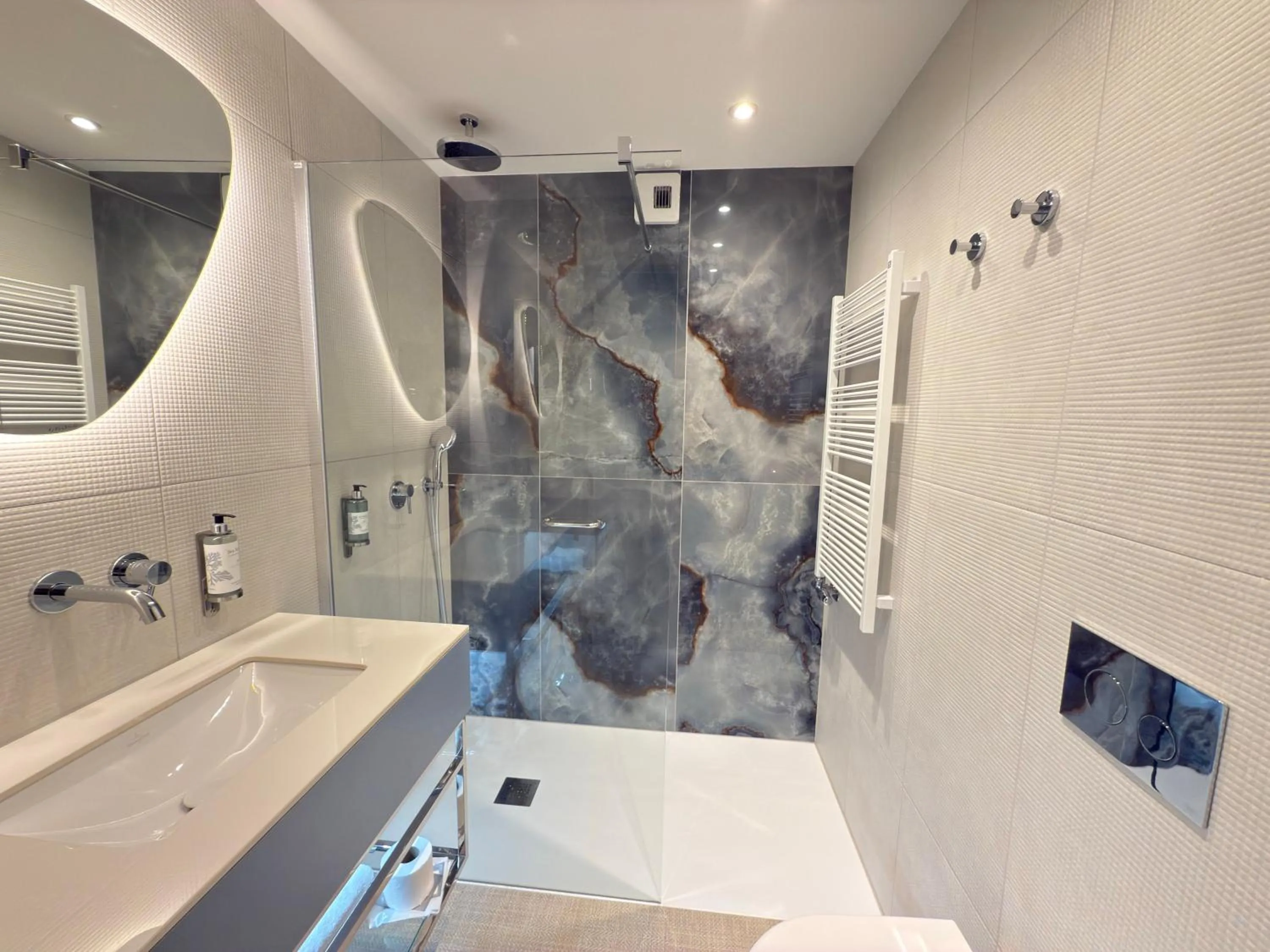 Shower in Hotel Zhong Hua