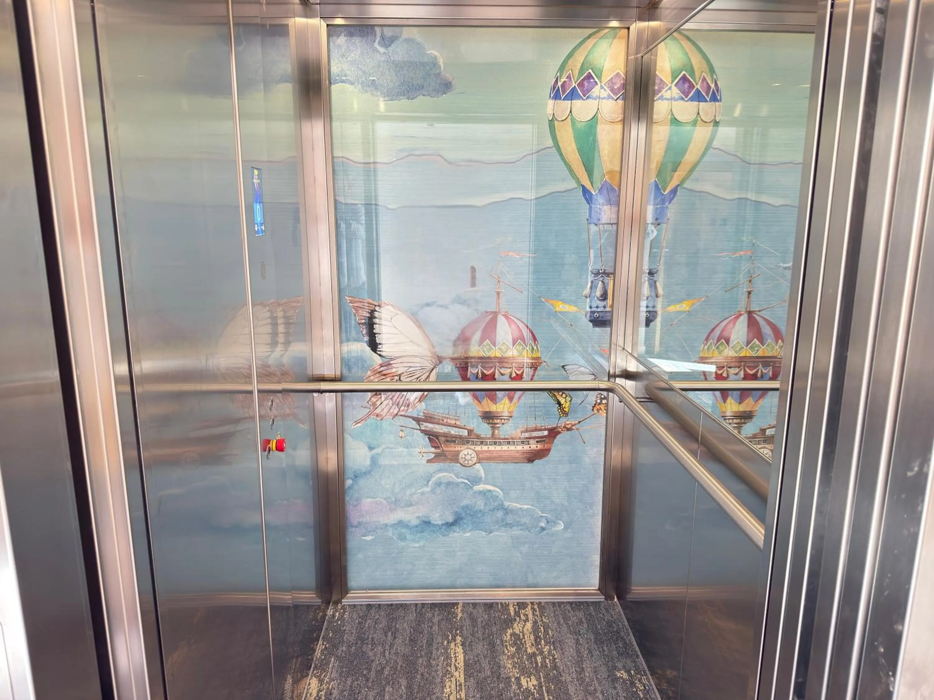 elevator in Hotel Zhong Hua