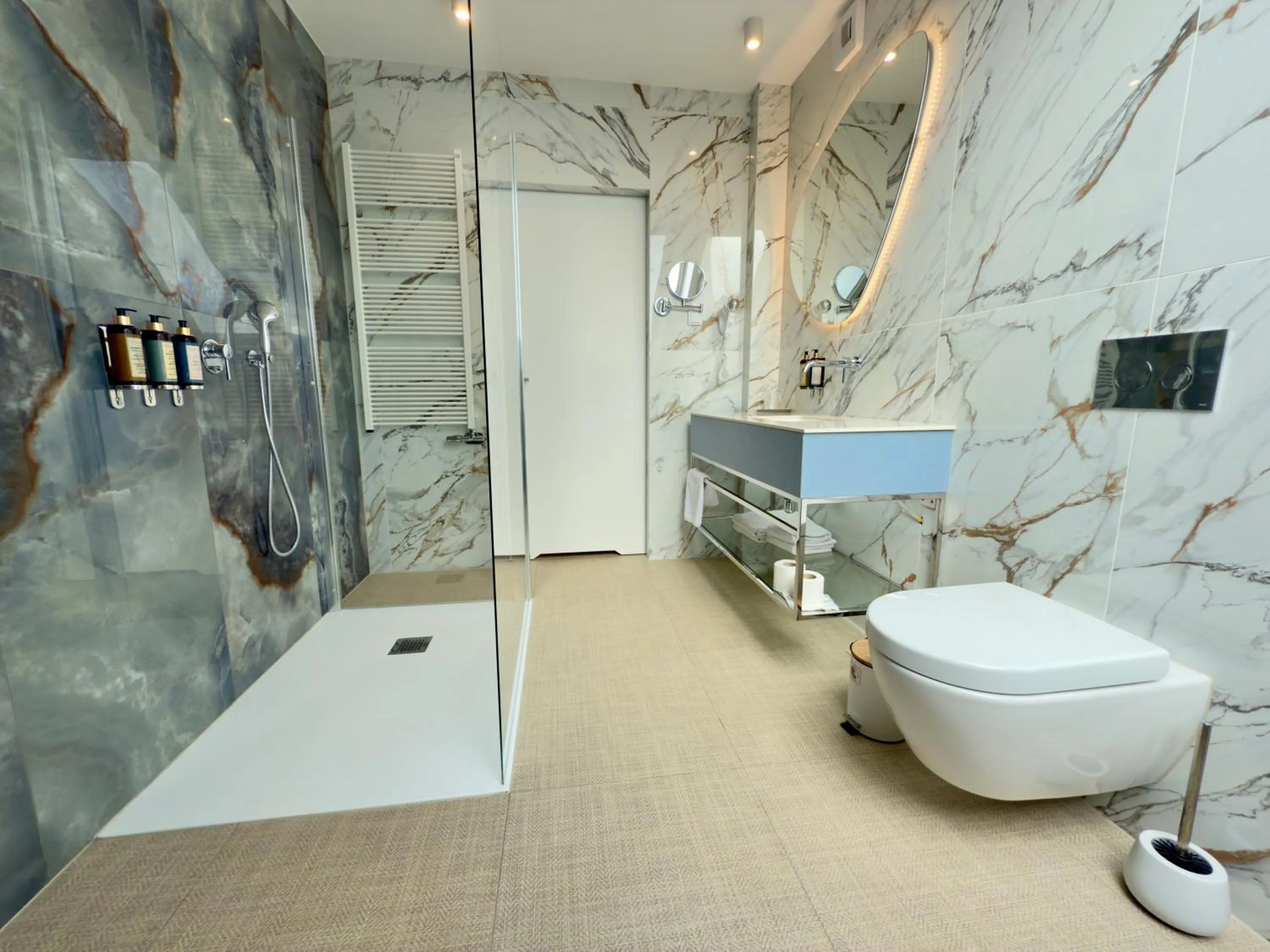 Shower in Hotel Zhong Hua