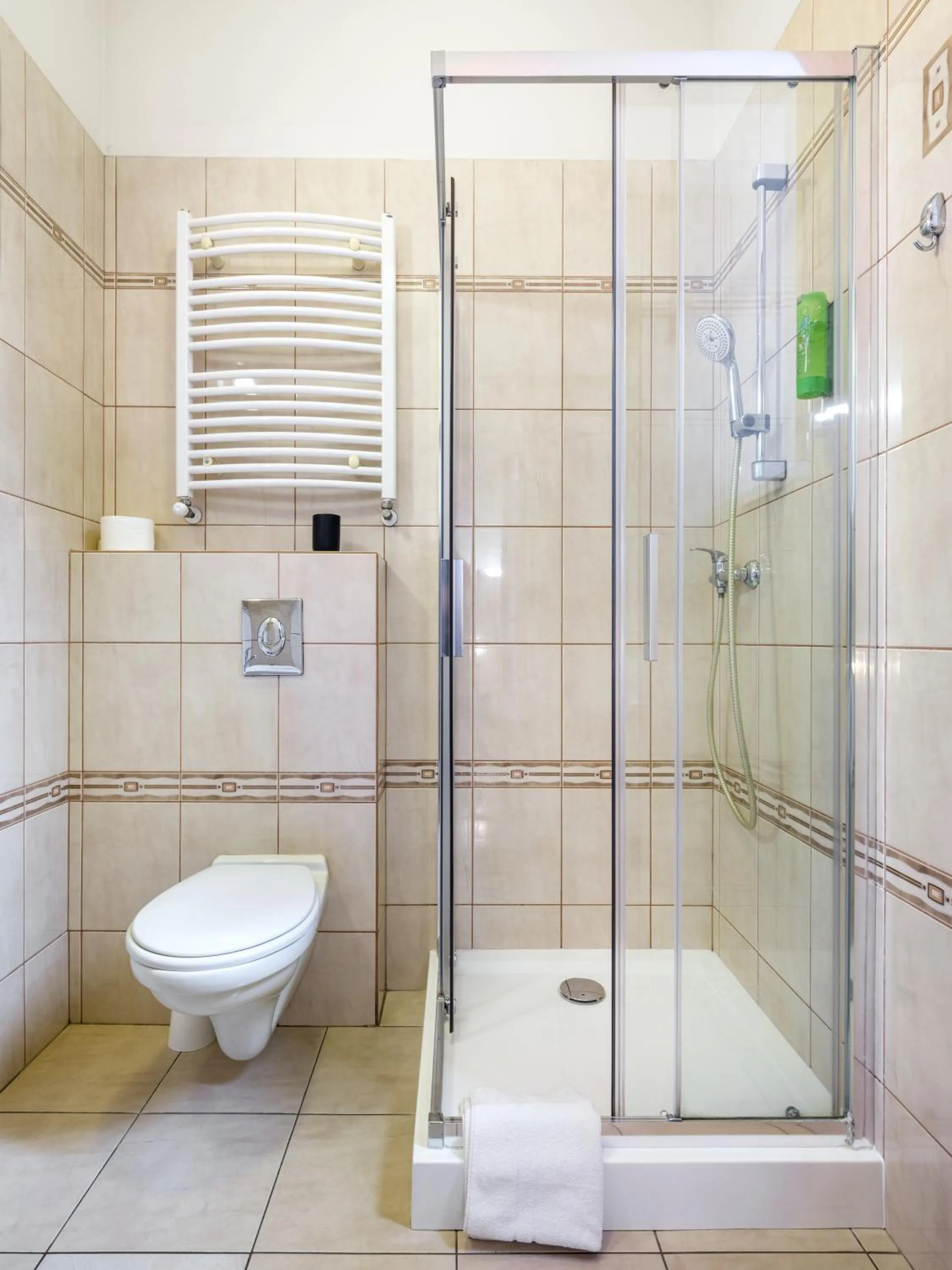 Shower in Kosmopolita Rooms