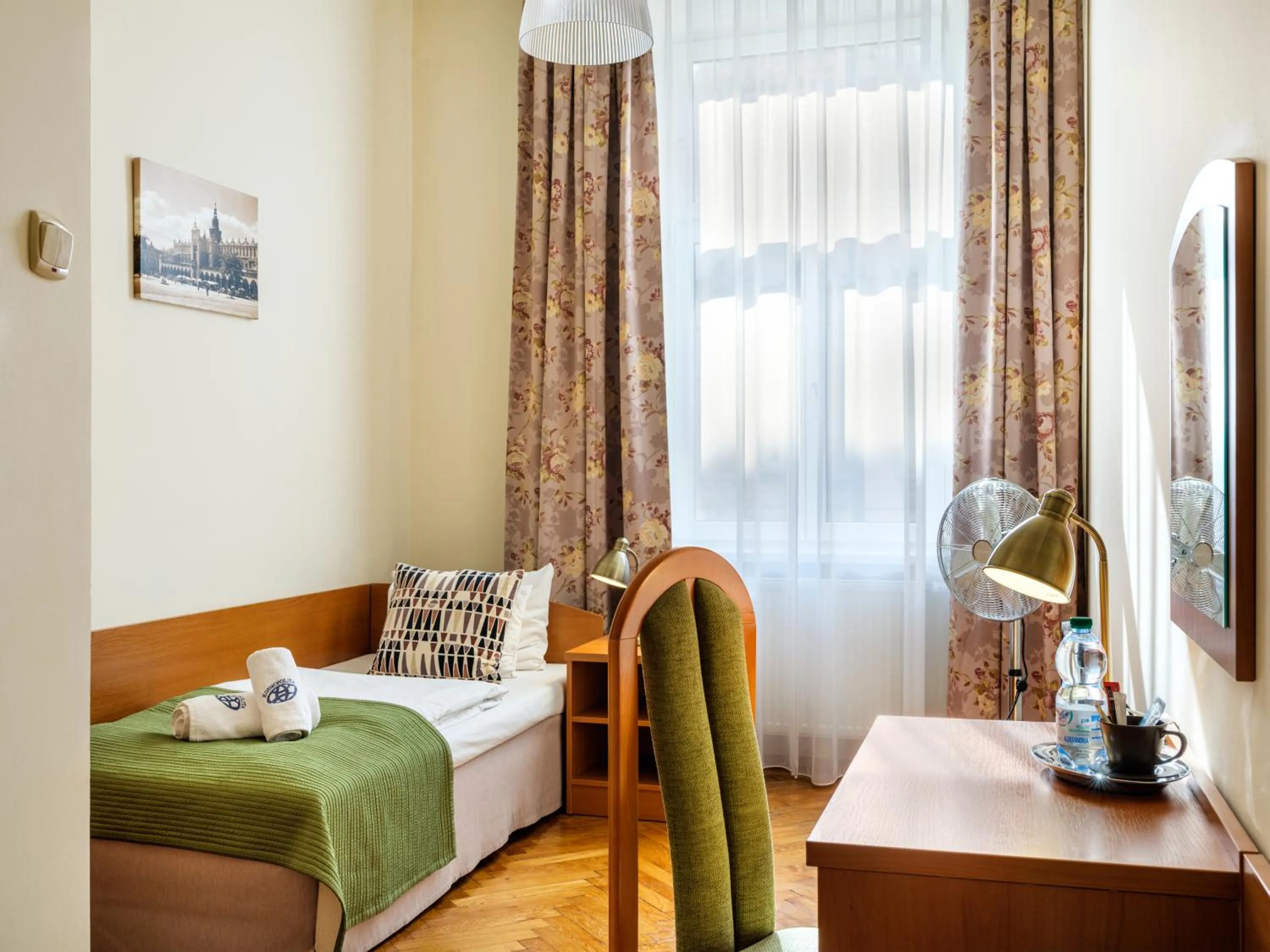 Photo of the whole room, Bed in Kosmopolita Rooms