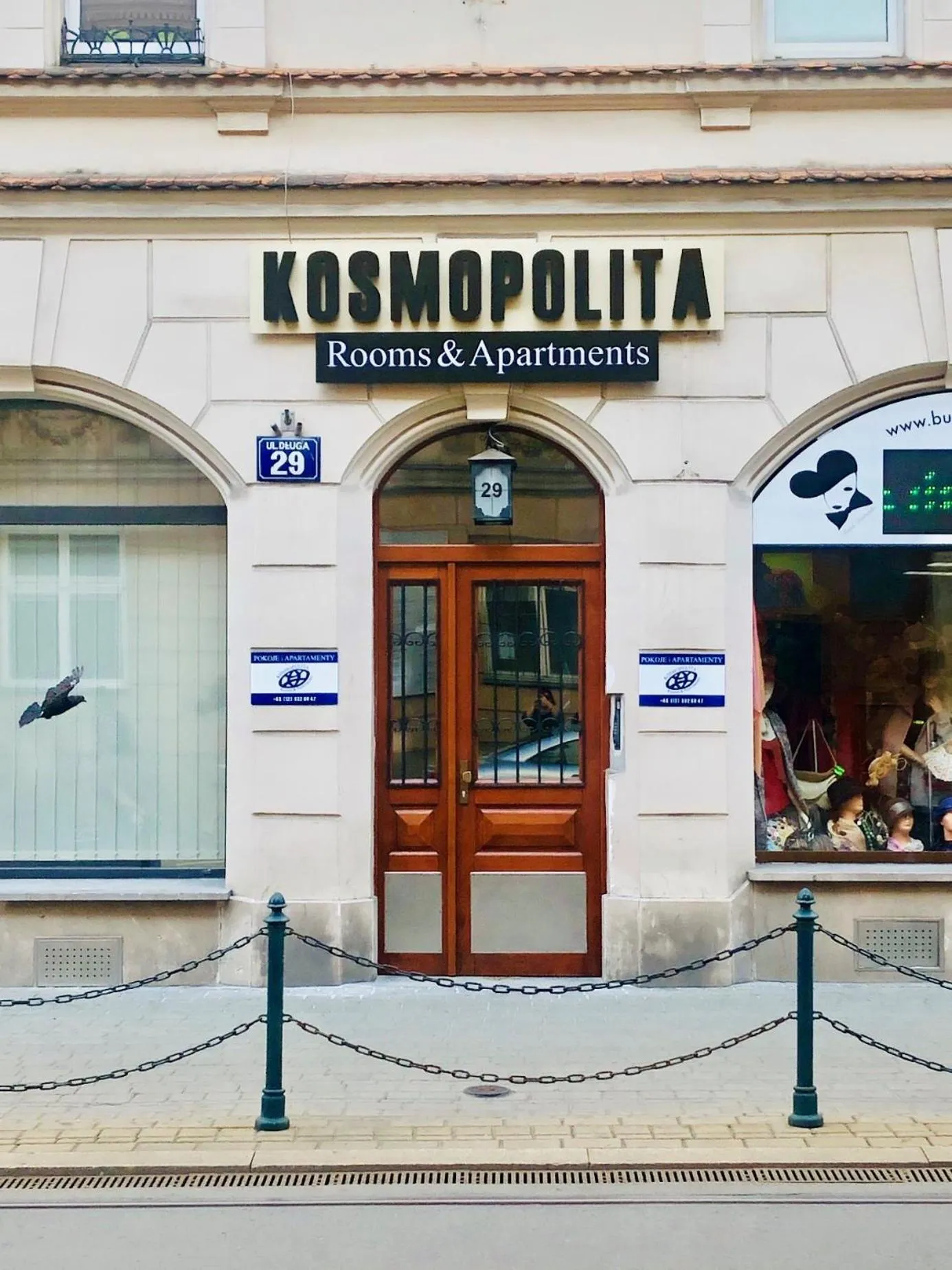 Facade/entrance in Kosmopolita Rooms