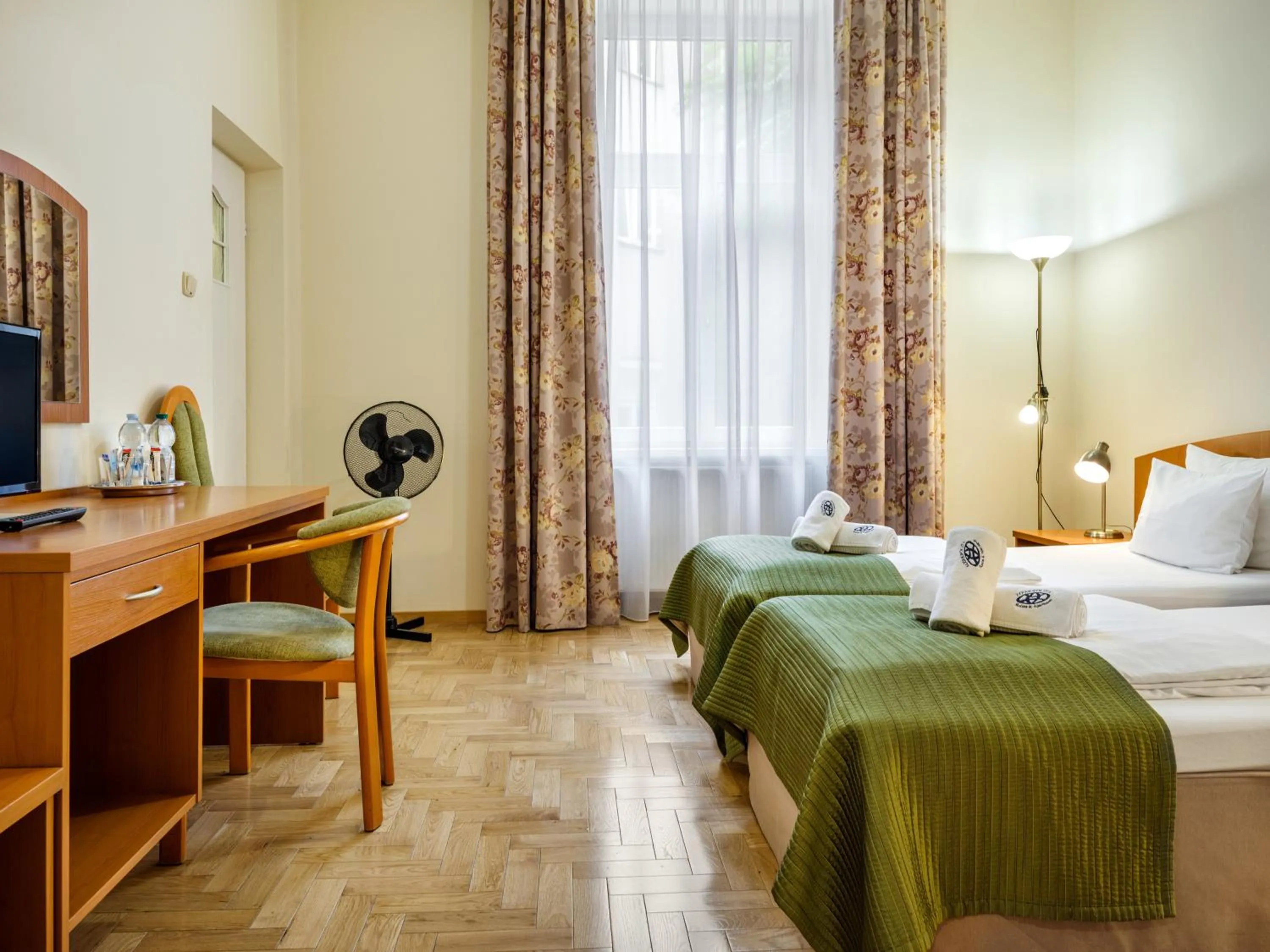 Coffee/tea facilities, Bed in Kosmopolita Rooms