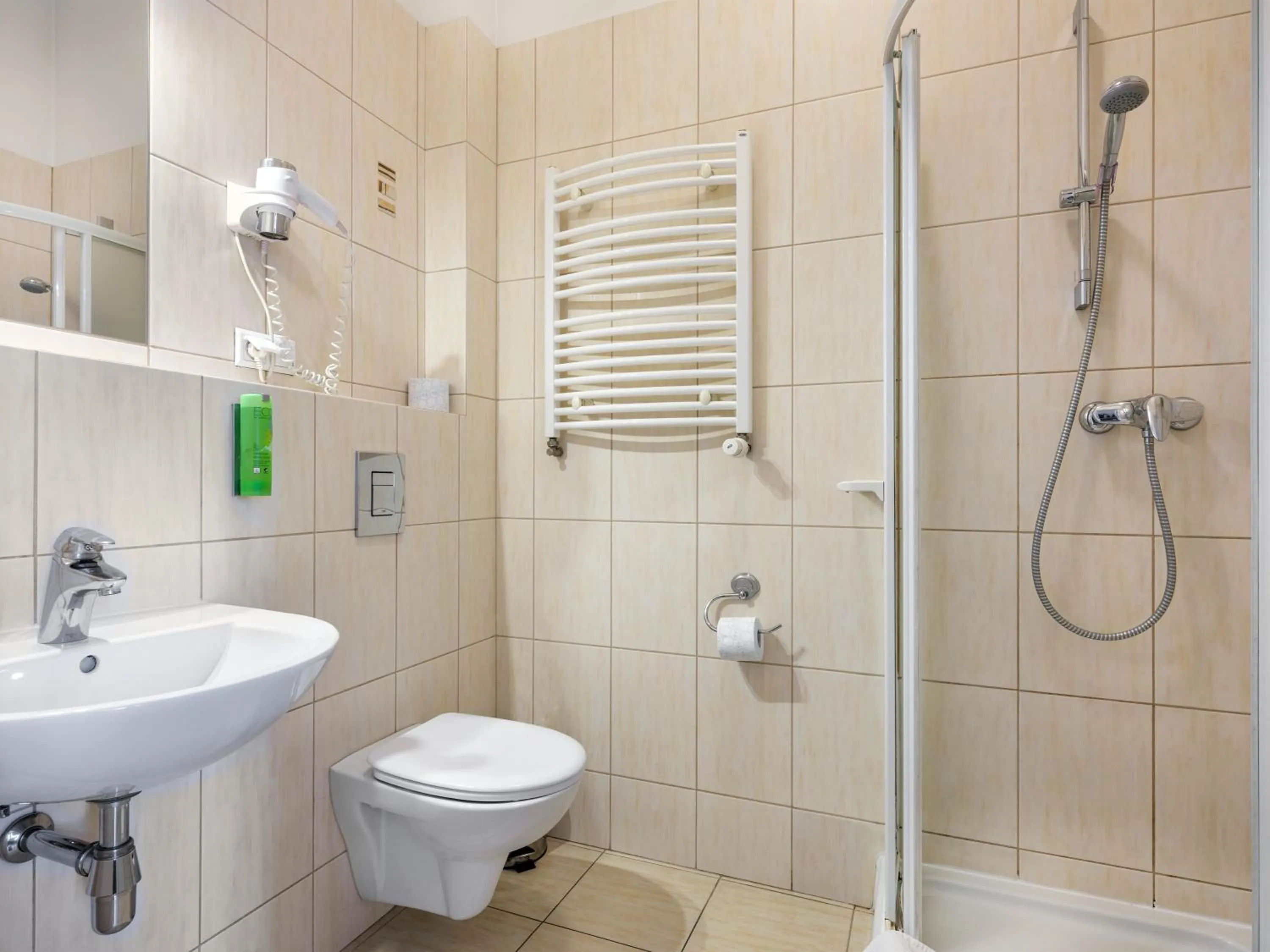 Shower in Kosmopolita Rooms