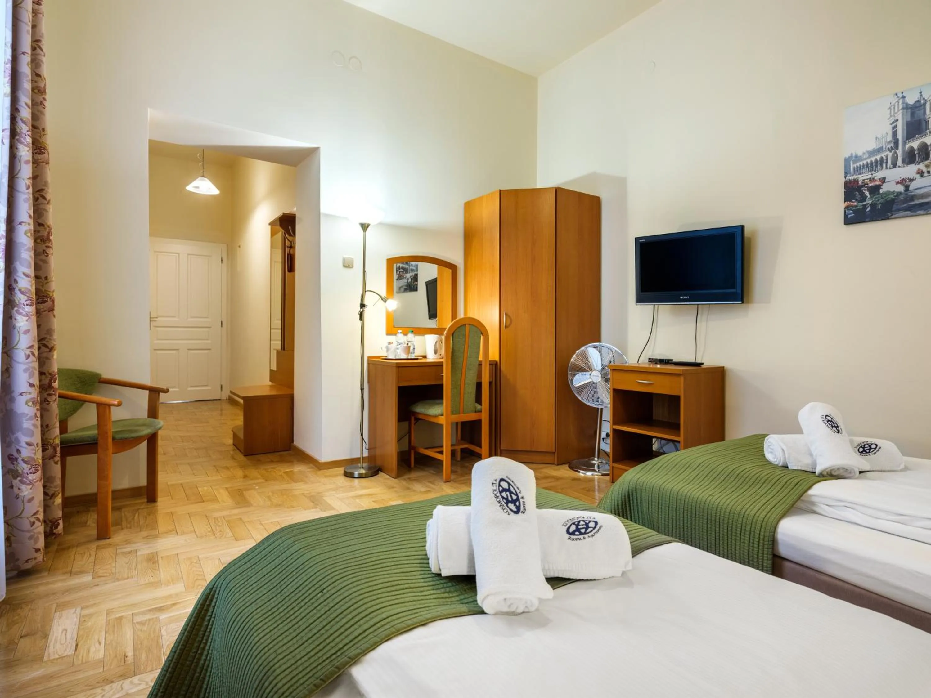 Photo of the whole room, Bed in Kosmopolita Rooms