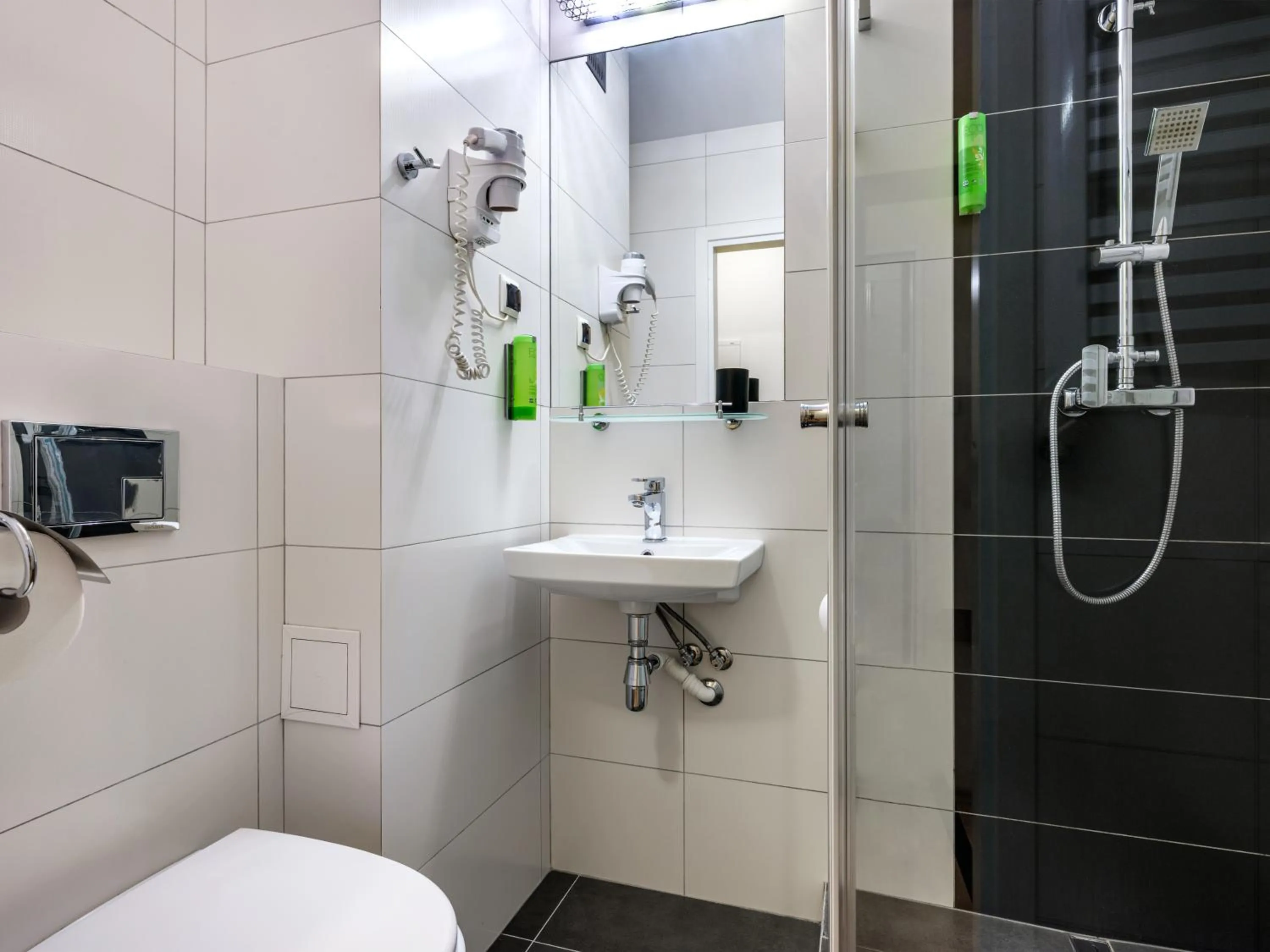 Shower in Kosmopolita Rooms