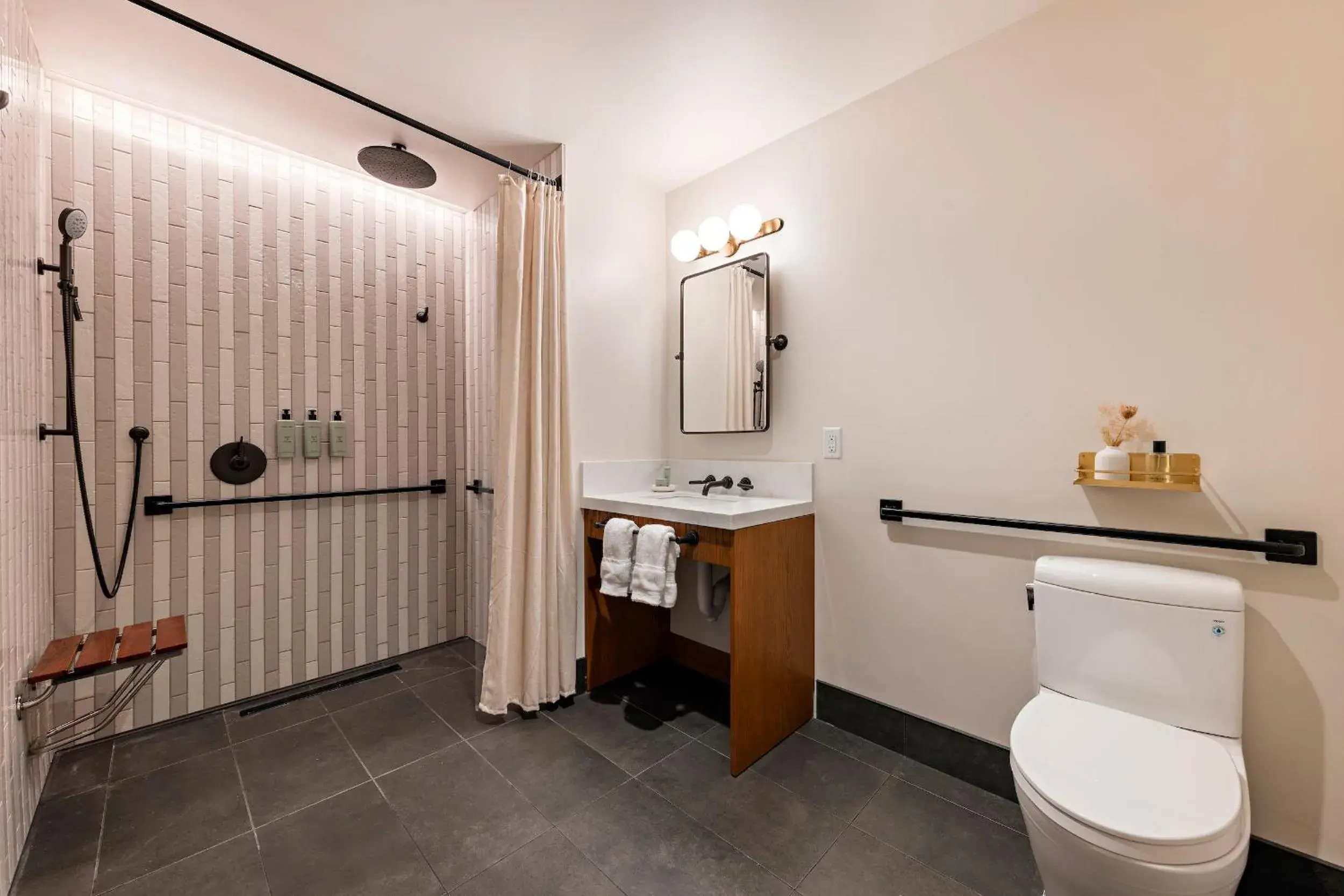 Double Room - Disability Access in Hotel Albatross Double Room - Disability Access in Hotel Albatross