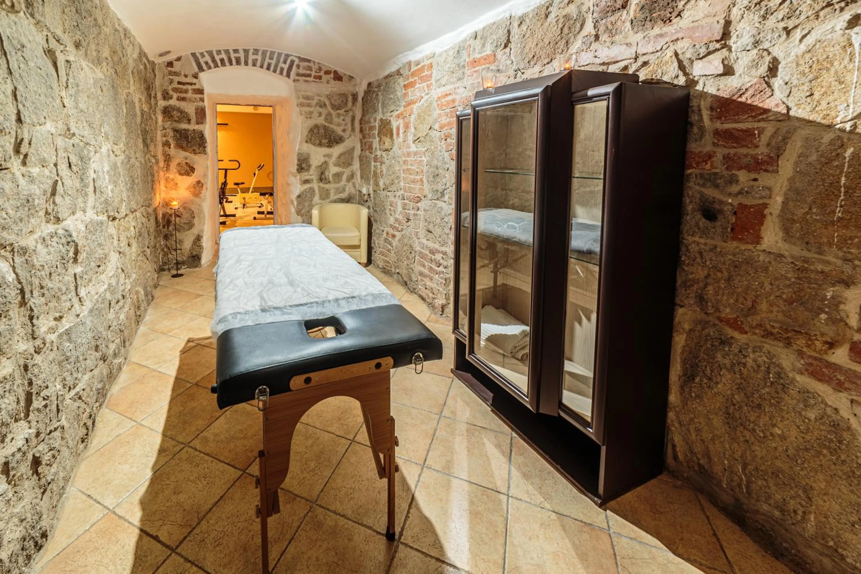 Massage, Bed in Hotel Fenix