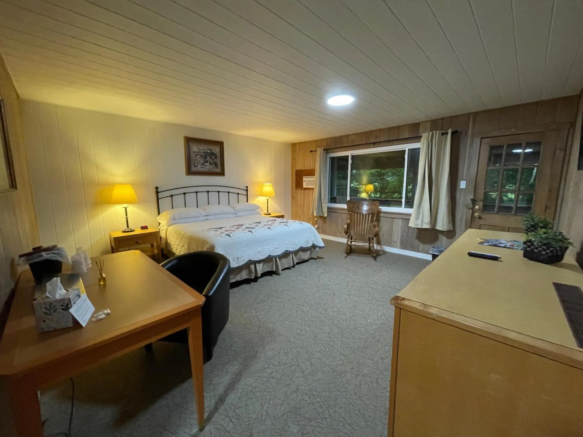 Photo of the whole room, Bed in New Hope Lodge